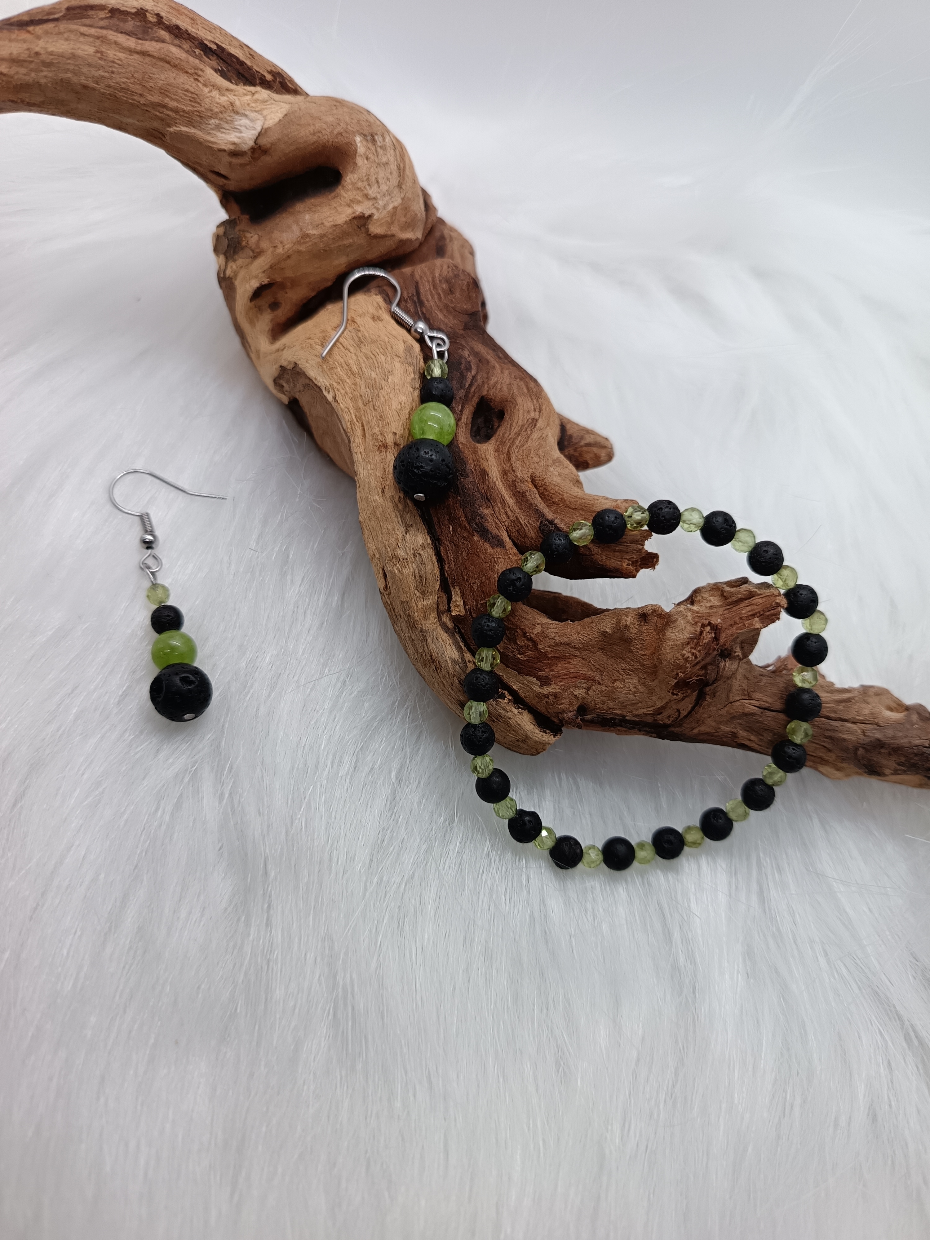 Parure "vitalité" en pierre de lave et péridot 