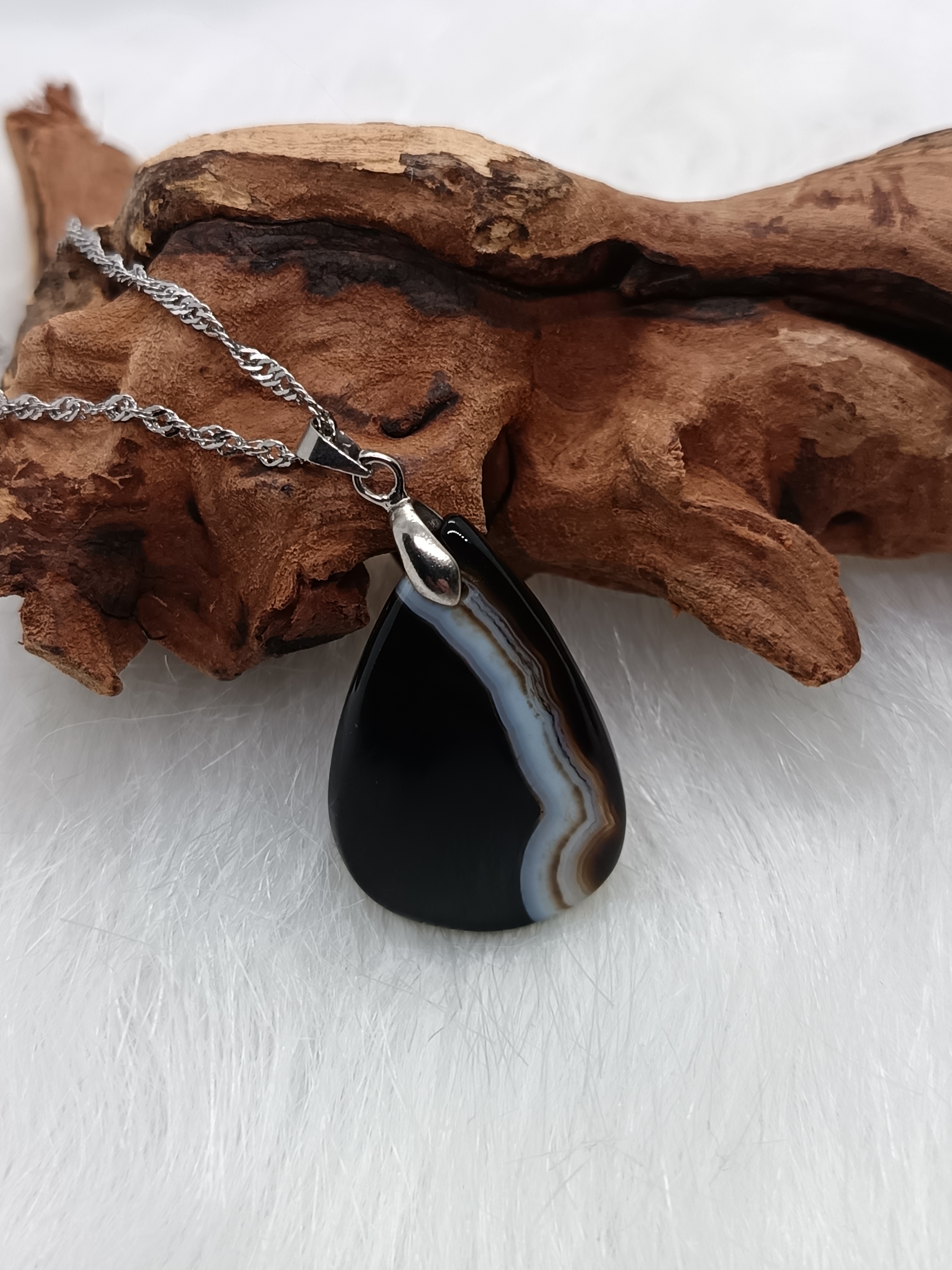 Collier "vitalité et stabilité" en agate sardonyx noire