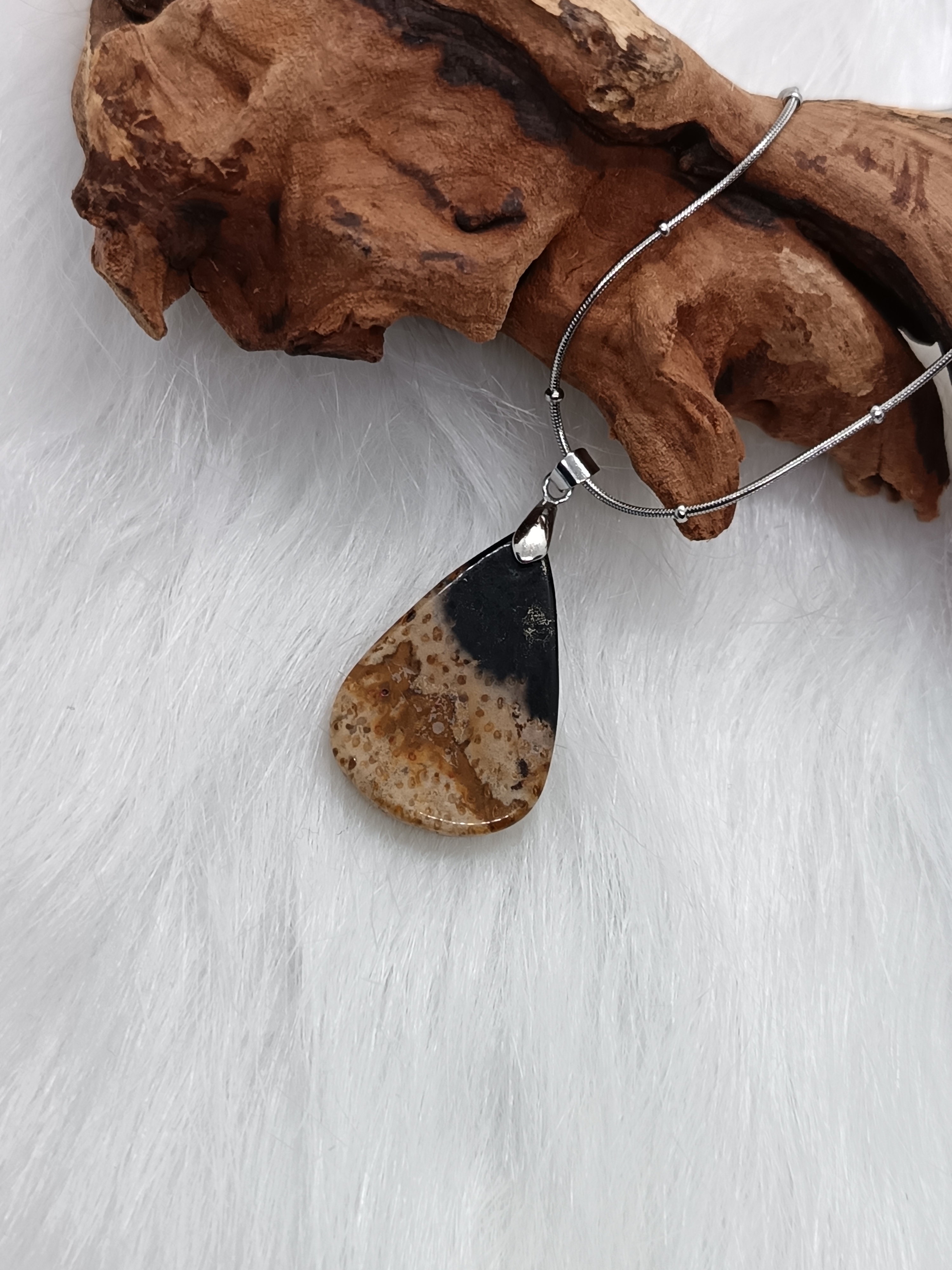 Collier "vitalité" en bois fossilisé