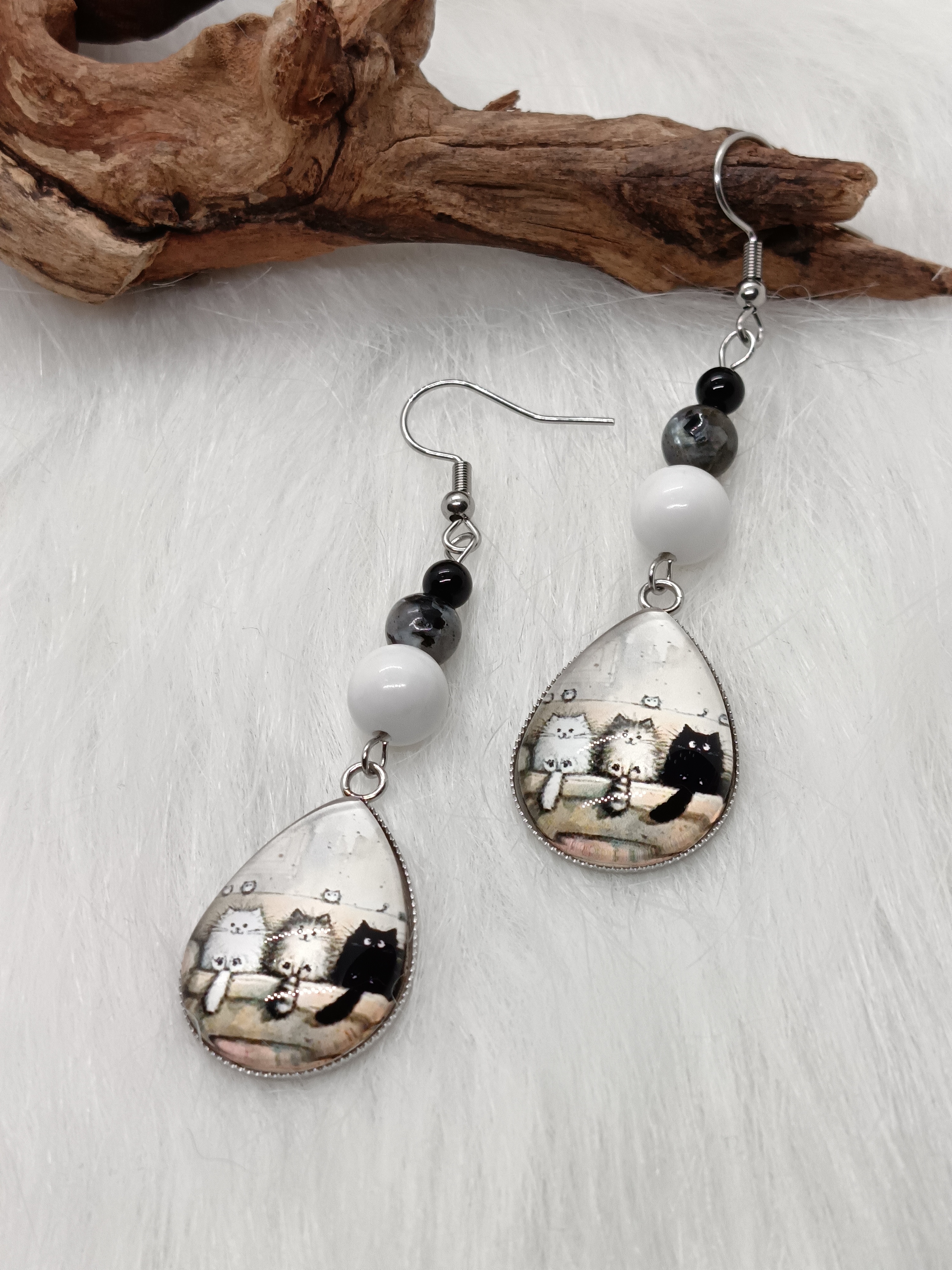 Boucles d'oreilles "3 p'tits chats" en howlite, larvikite et onyx
