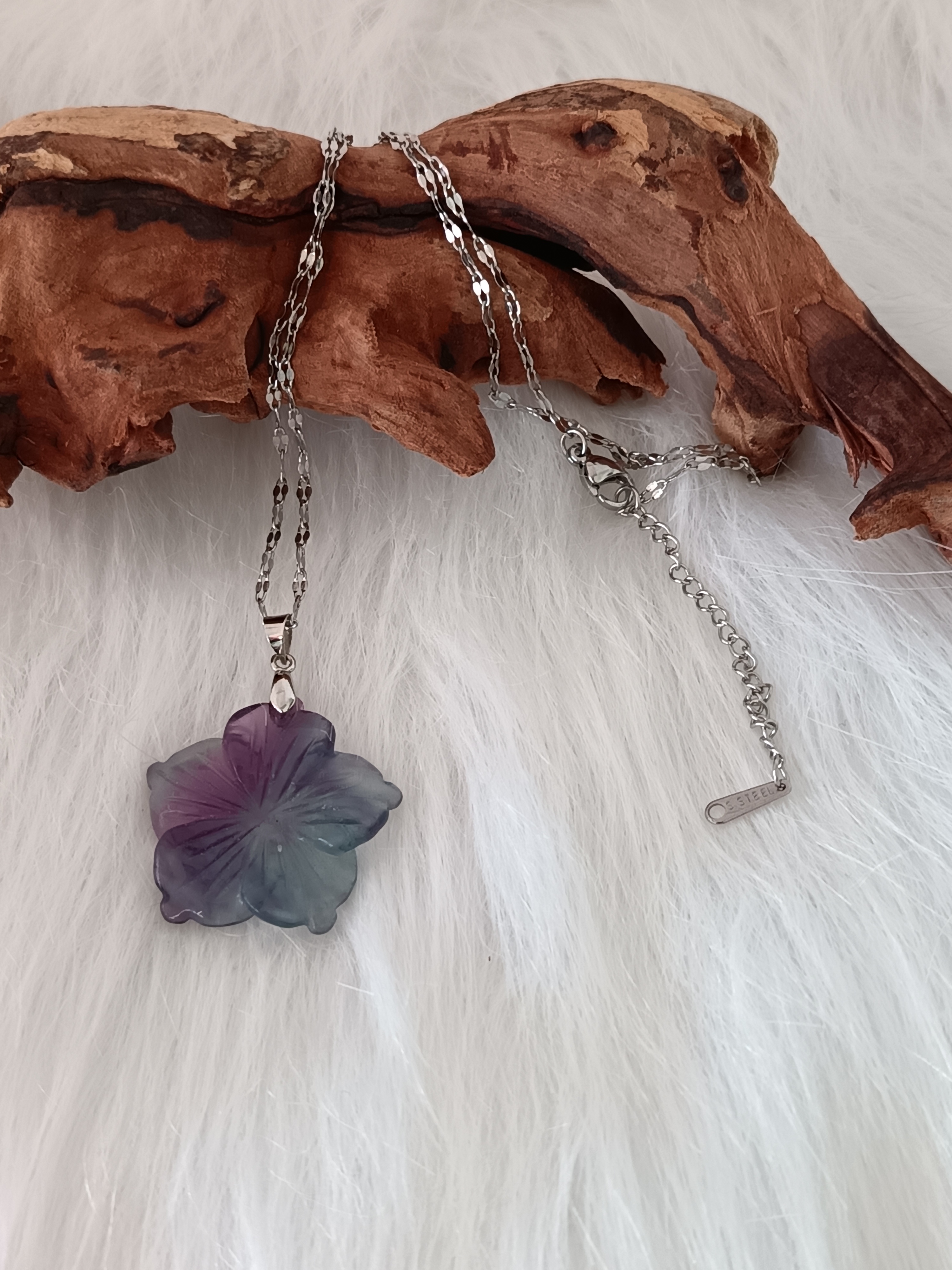 Collier "hibiscus" en fluorite multicolore