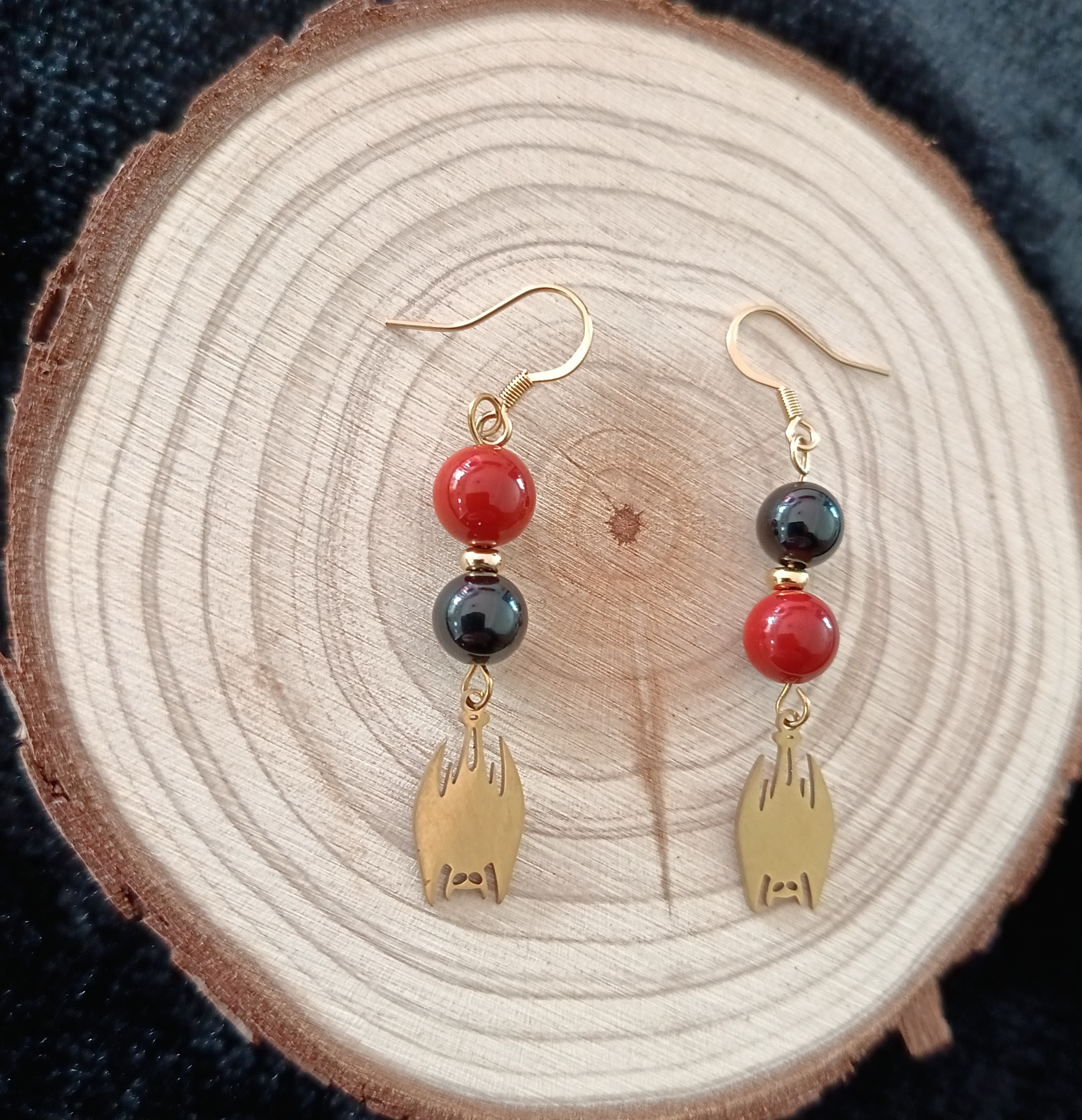 Boucles d'oreilles "chauve-souris" en jaspe rouge et obsidienne noire 