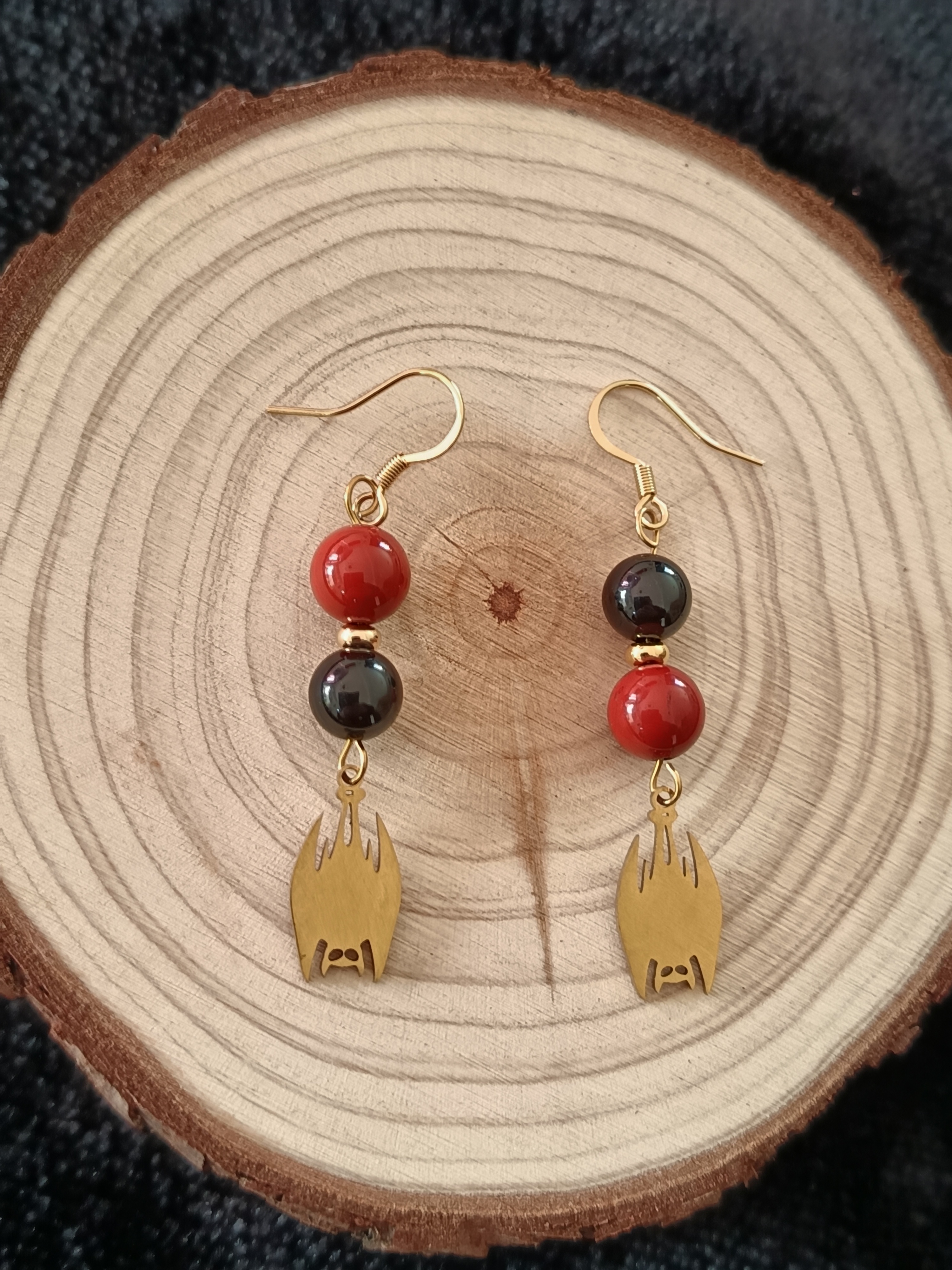 Boucles d'oreilles "chauve-souris" en jaspe rouge et obsidienne noire 