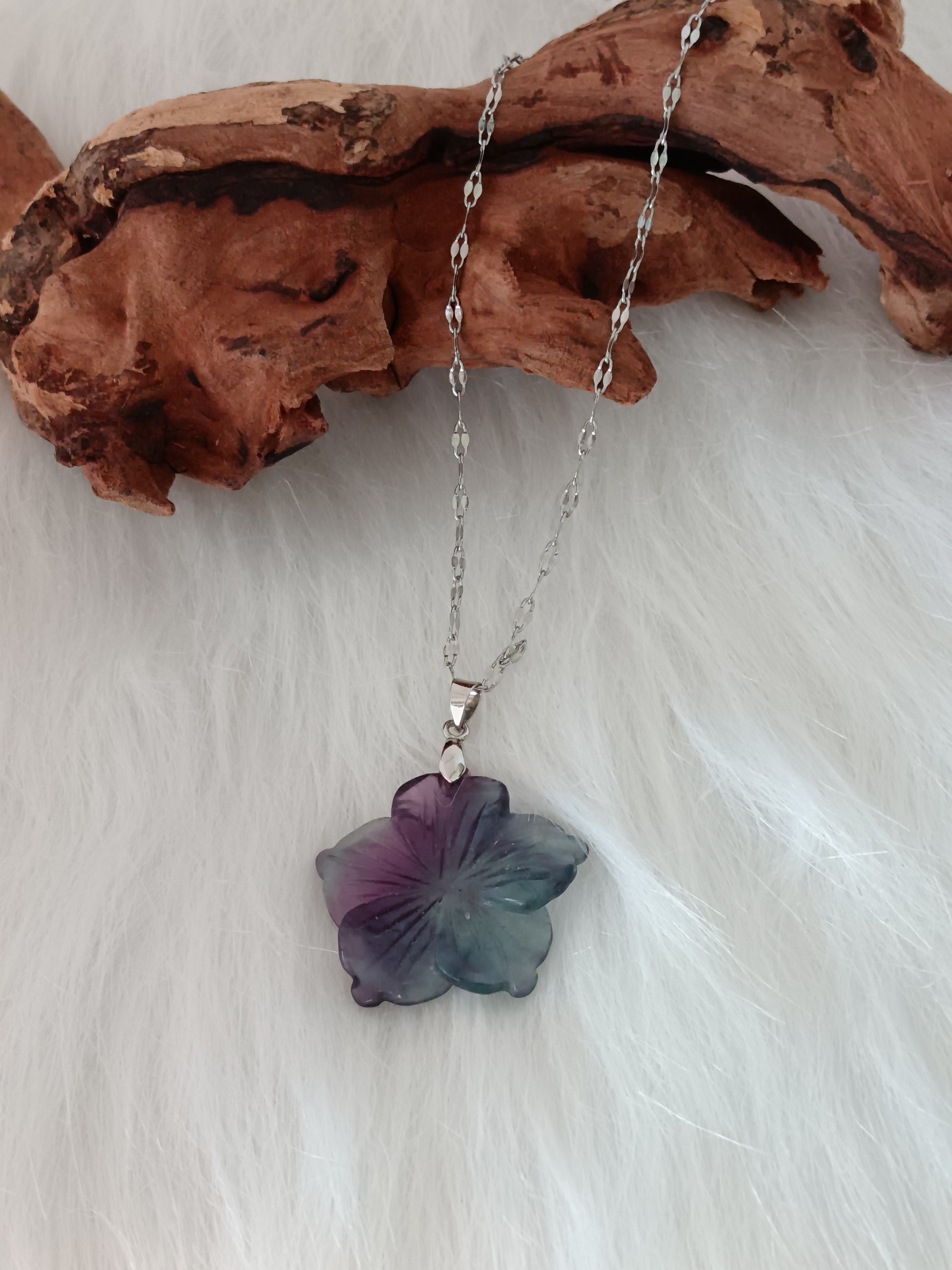 Collier "hibiscus" en fluorite multicolore
