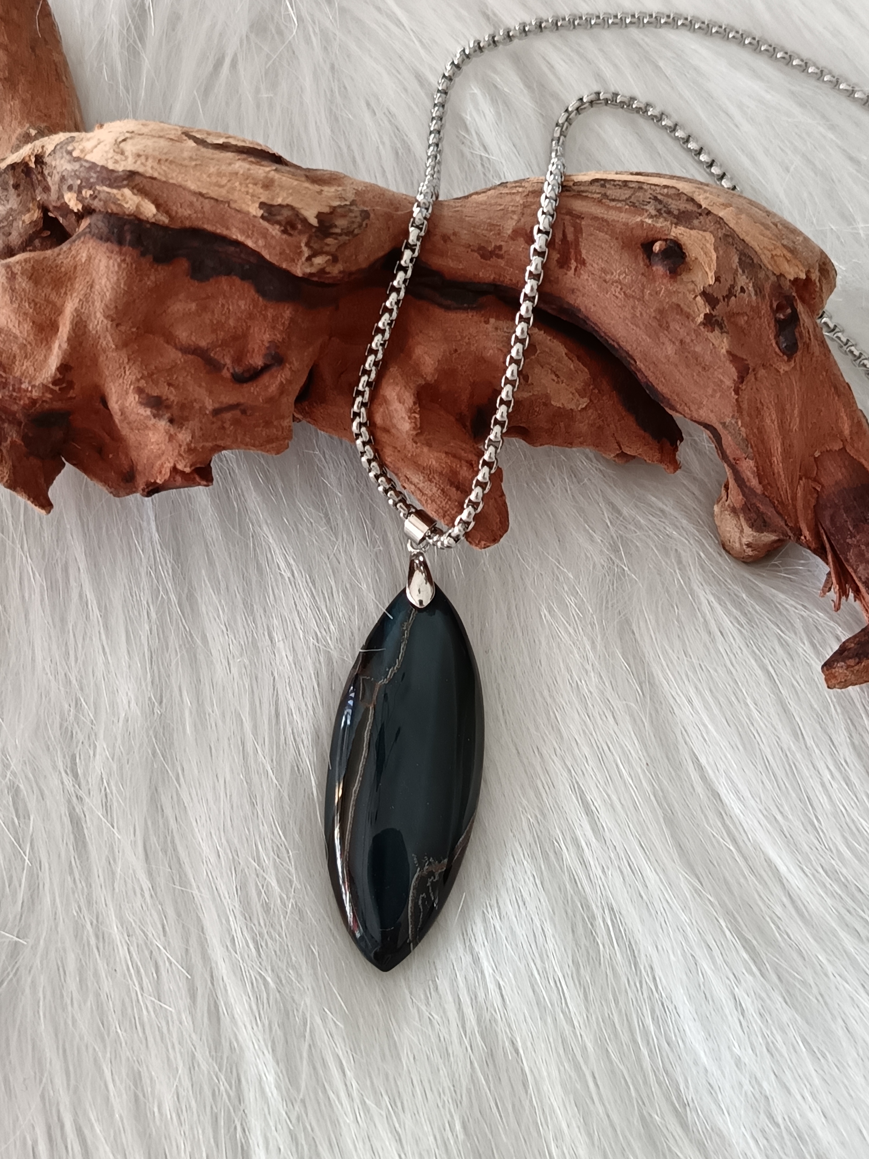 Collier "protection" en œil de faucon