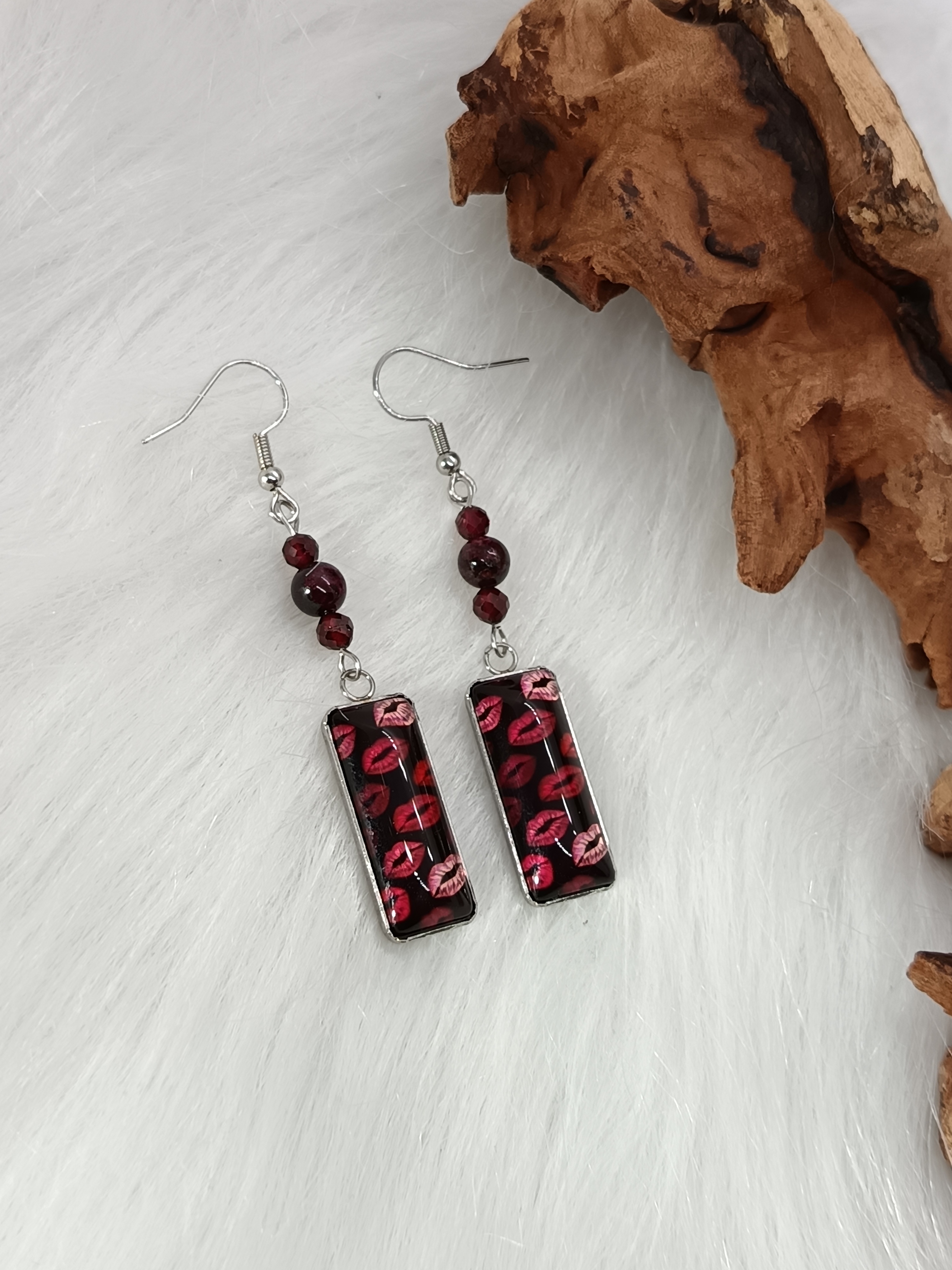 Boucles d'oreilles "bisous bisous" en grenat 