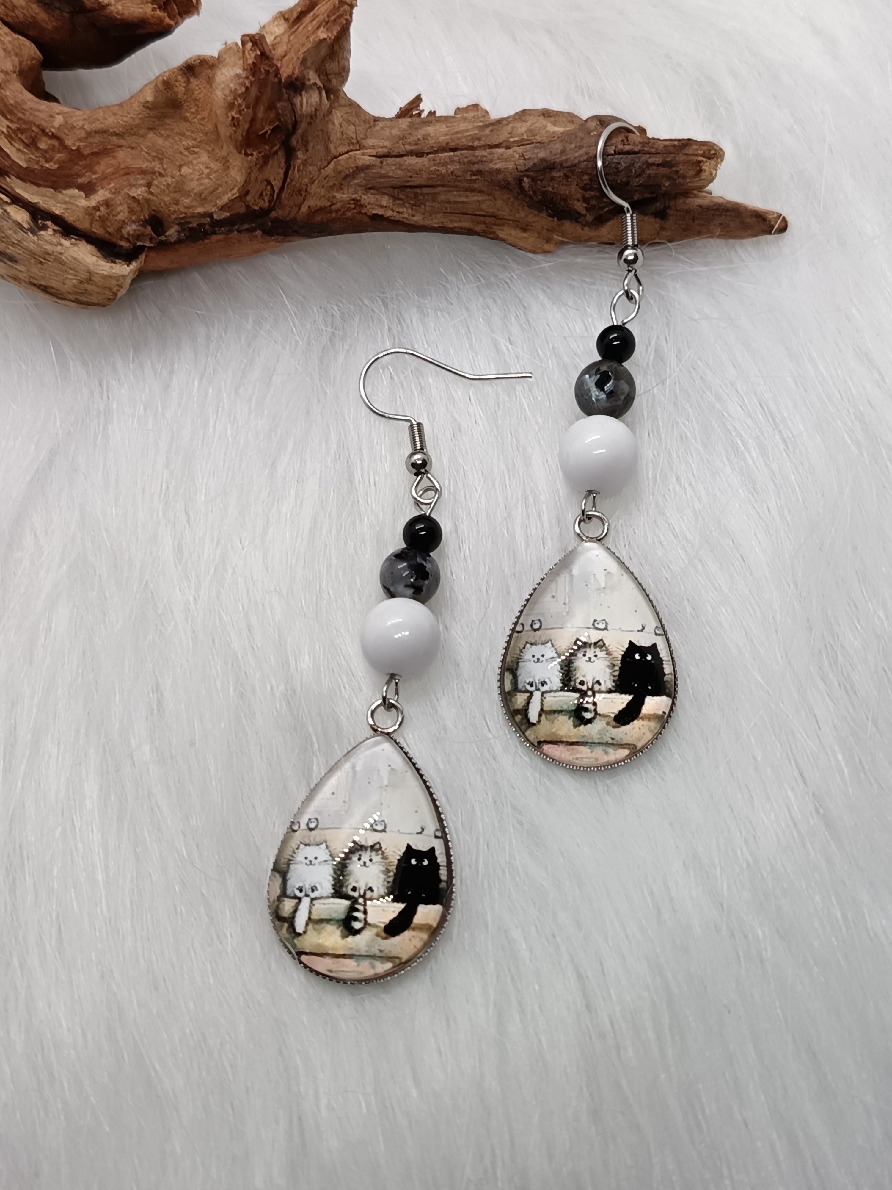 Boucles d'oreilles "3 p'tits chats" en howlite, larvikite et onyx
