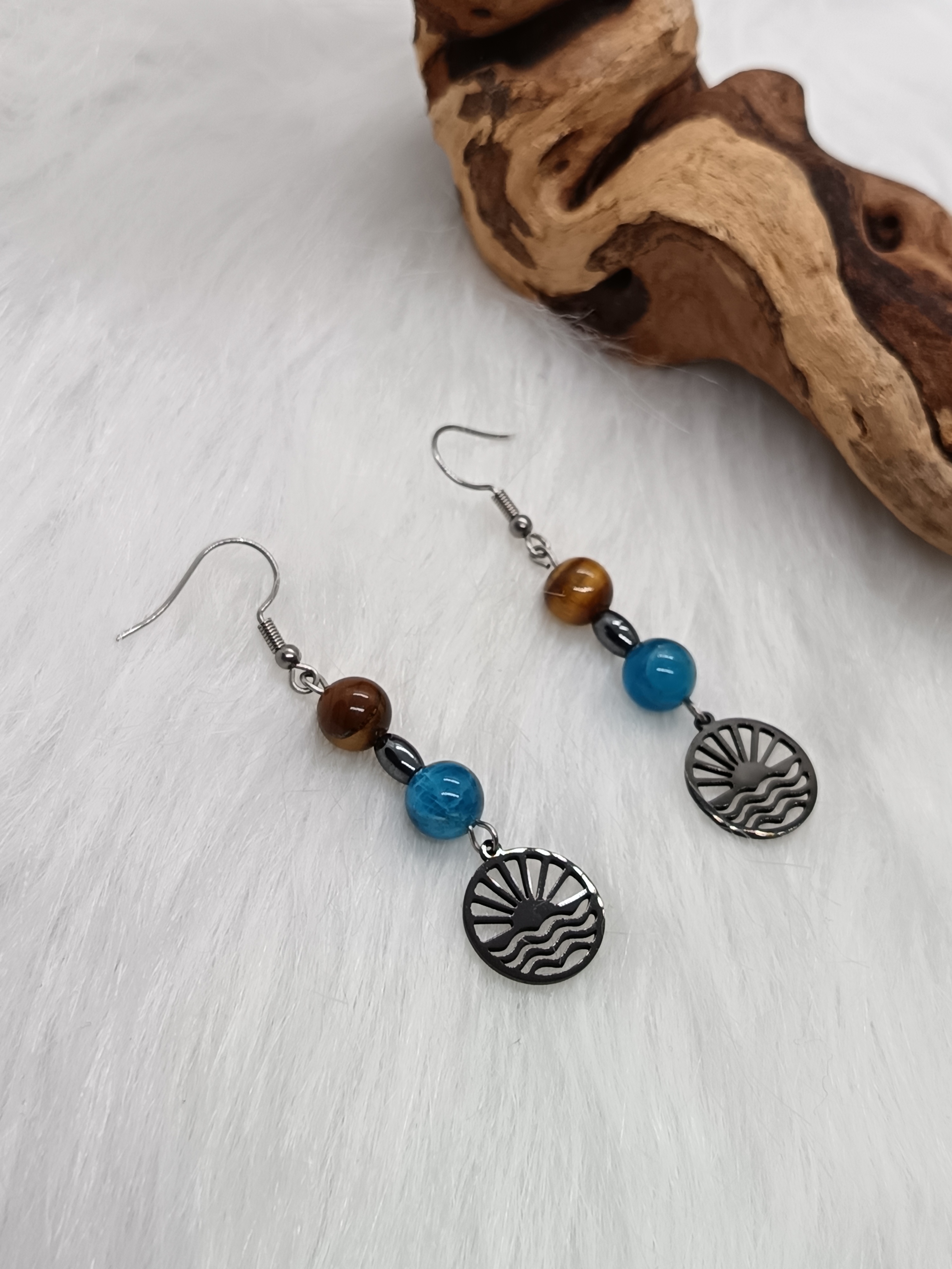 Boucles d'oreilles "coucher de soleil" en apatite, œil de tigre et hématite