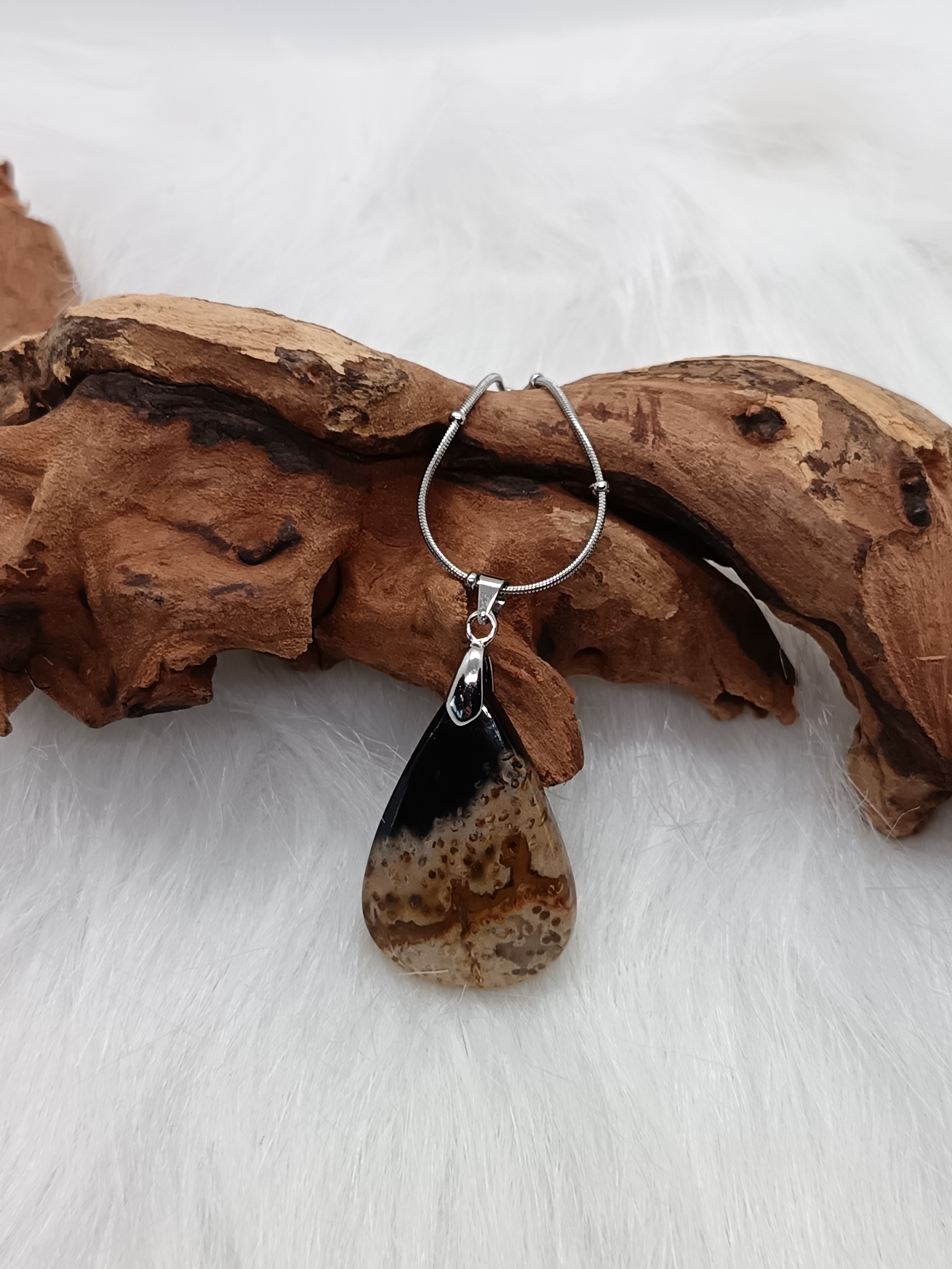 Collier "vitalité" en bois fossilisé