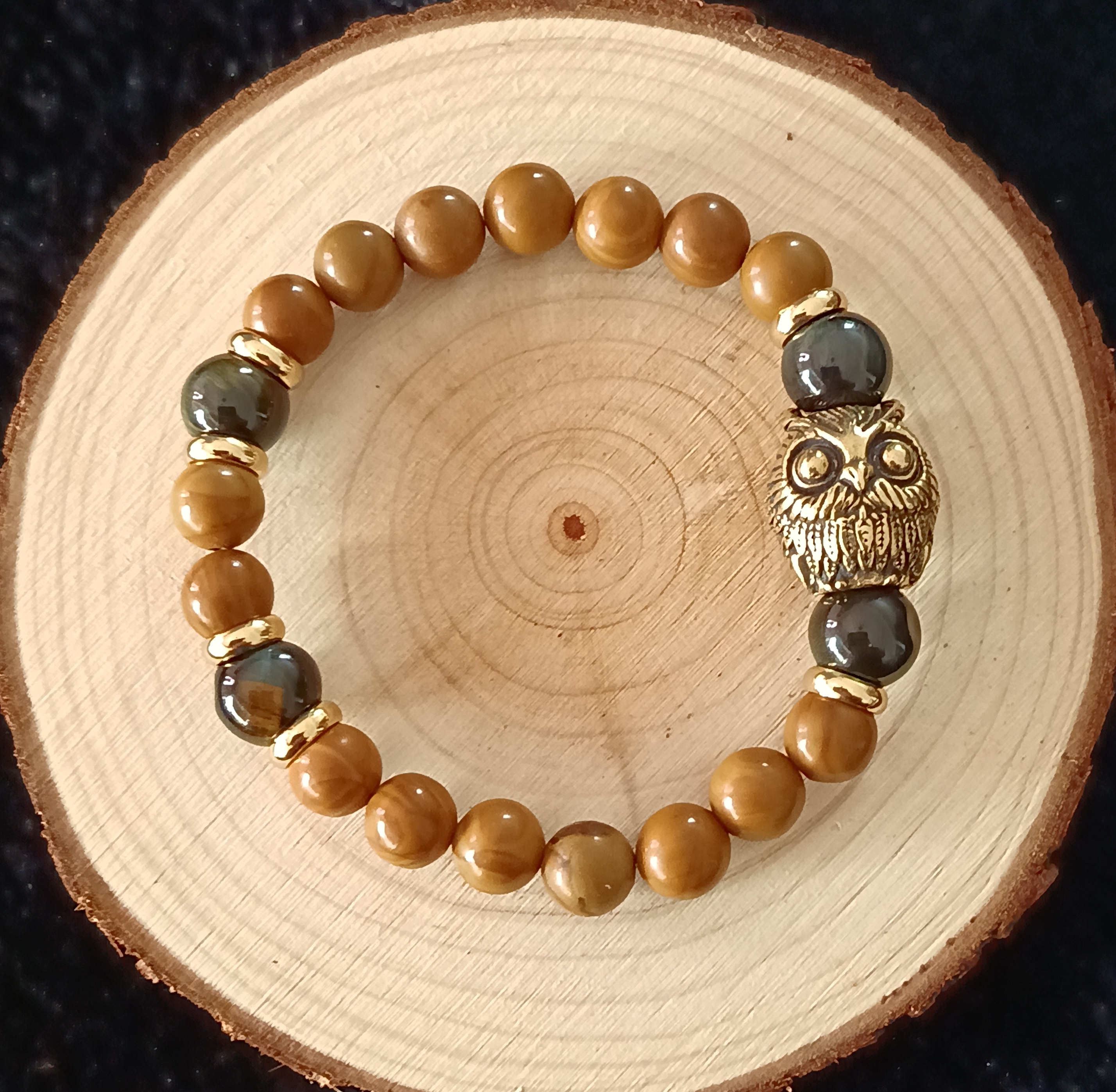 Bracelet "hibou" en bois fossilisé et œil de faucon 