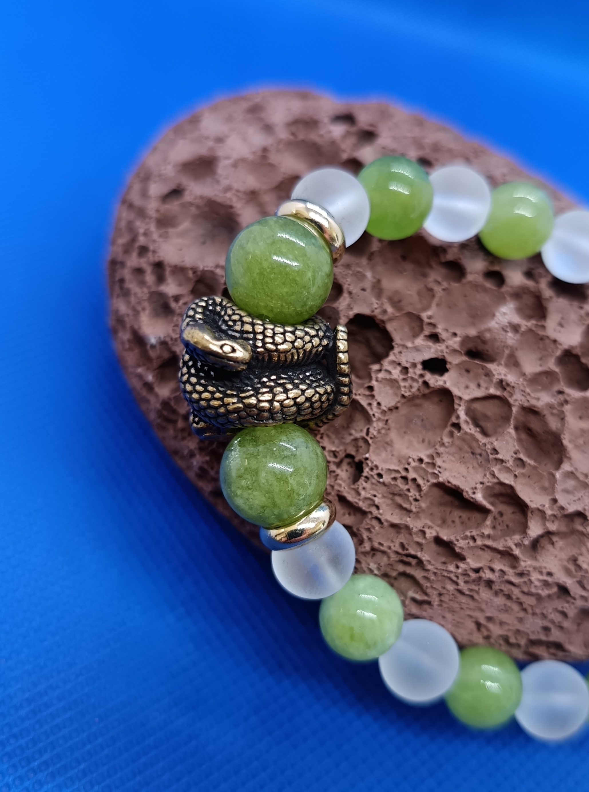 Bracelet "serpent" en péridot et cristal de roche mat