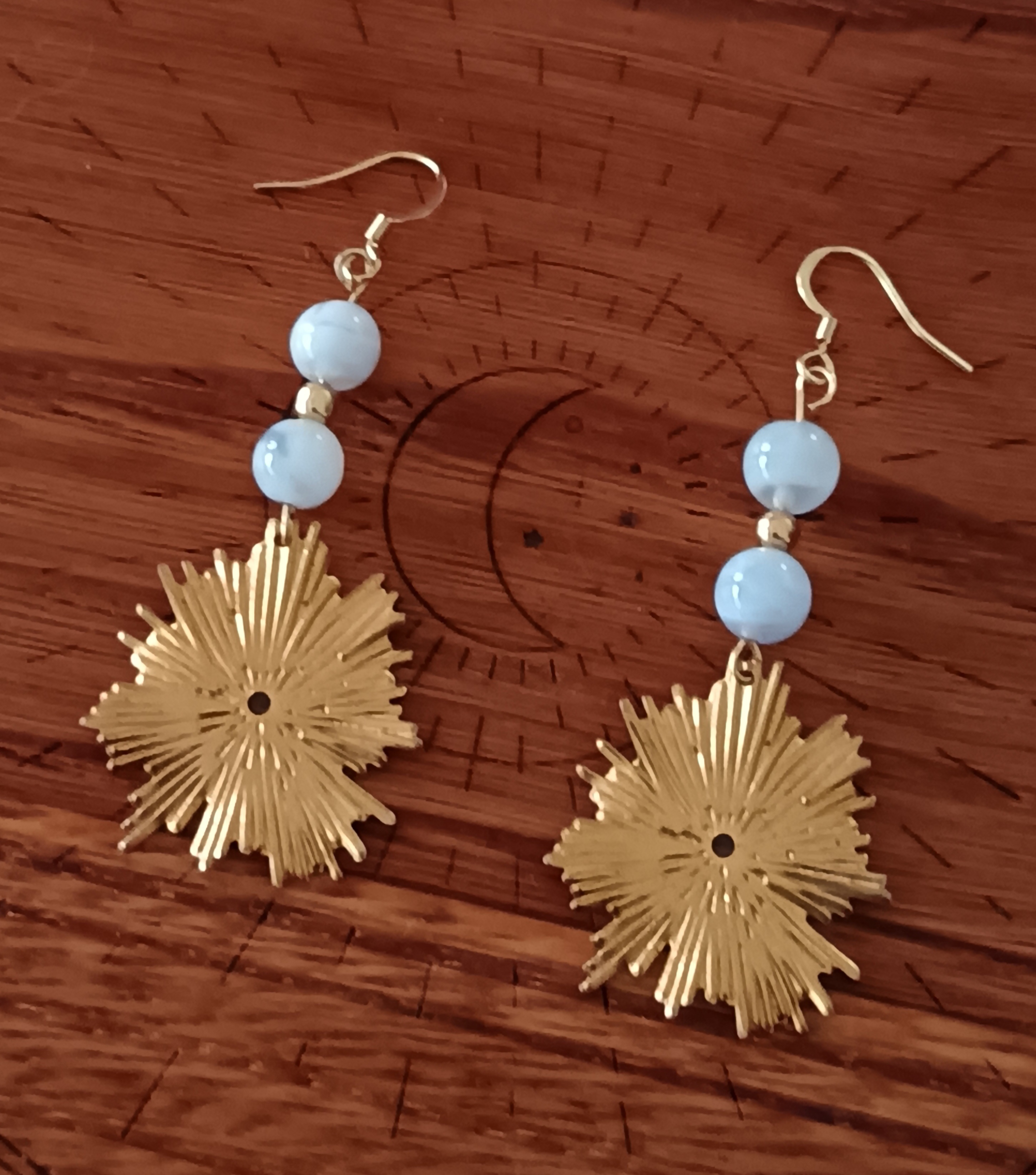 Boucles d'oreilles "soleil" en calcédoine
