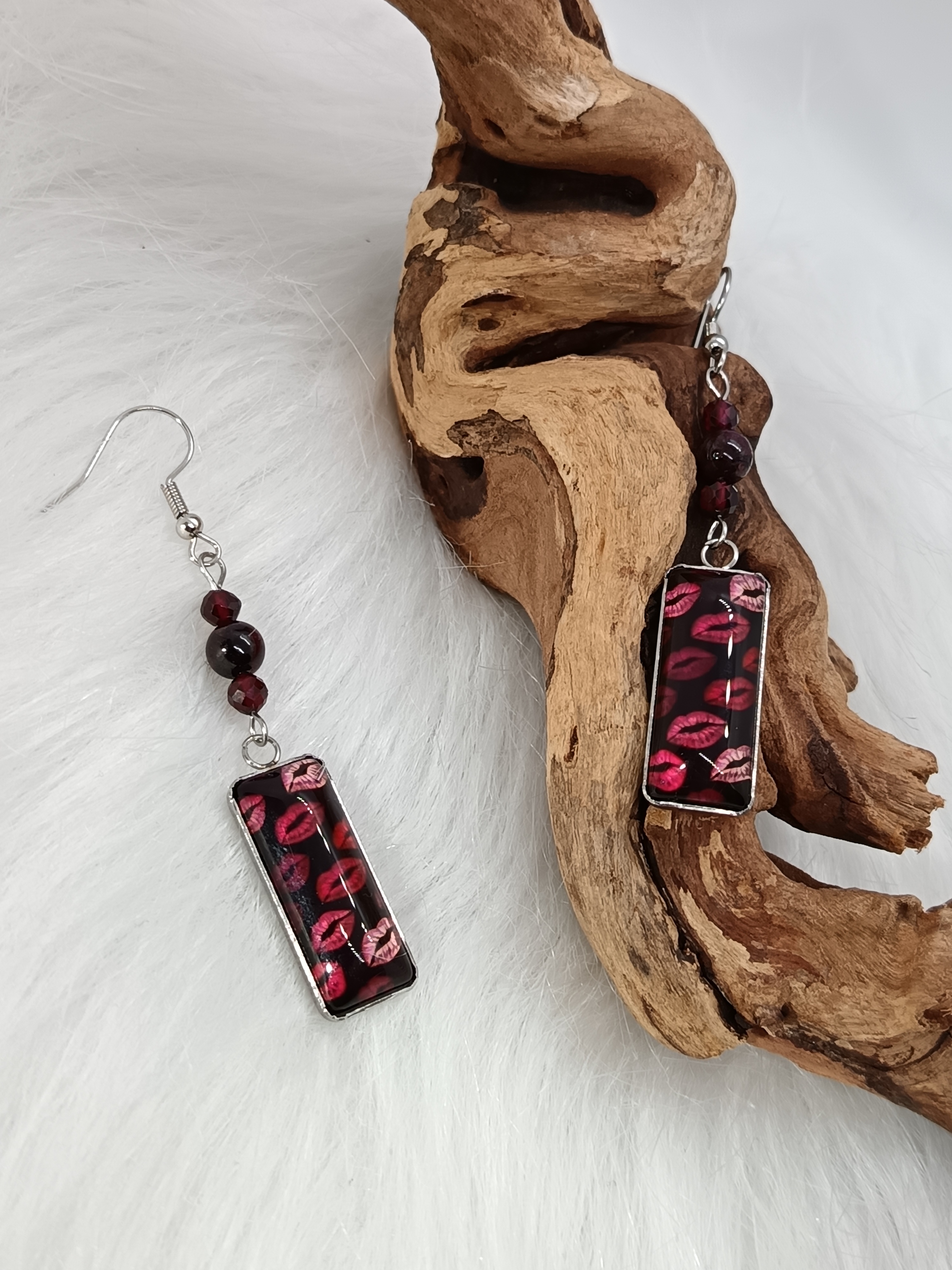 Boucles d'oreilles "bisous bisous" en grenat 