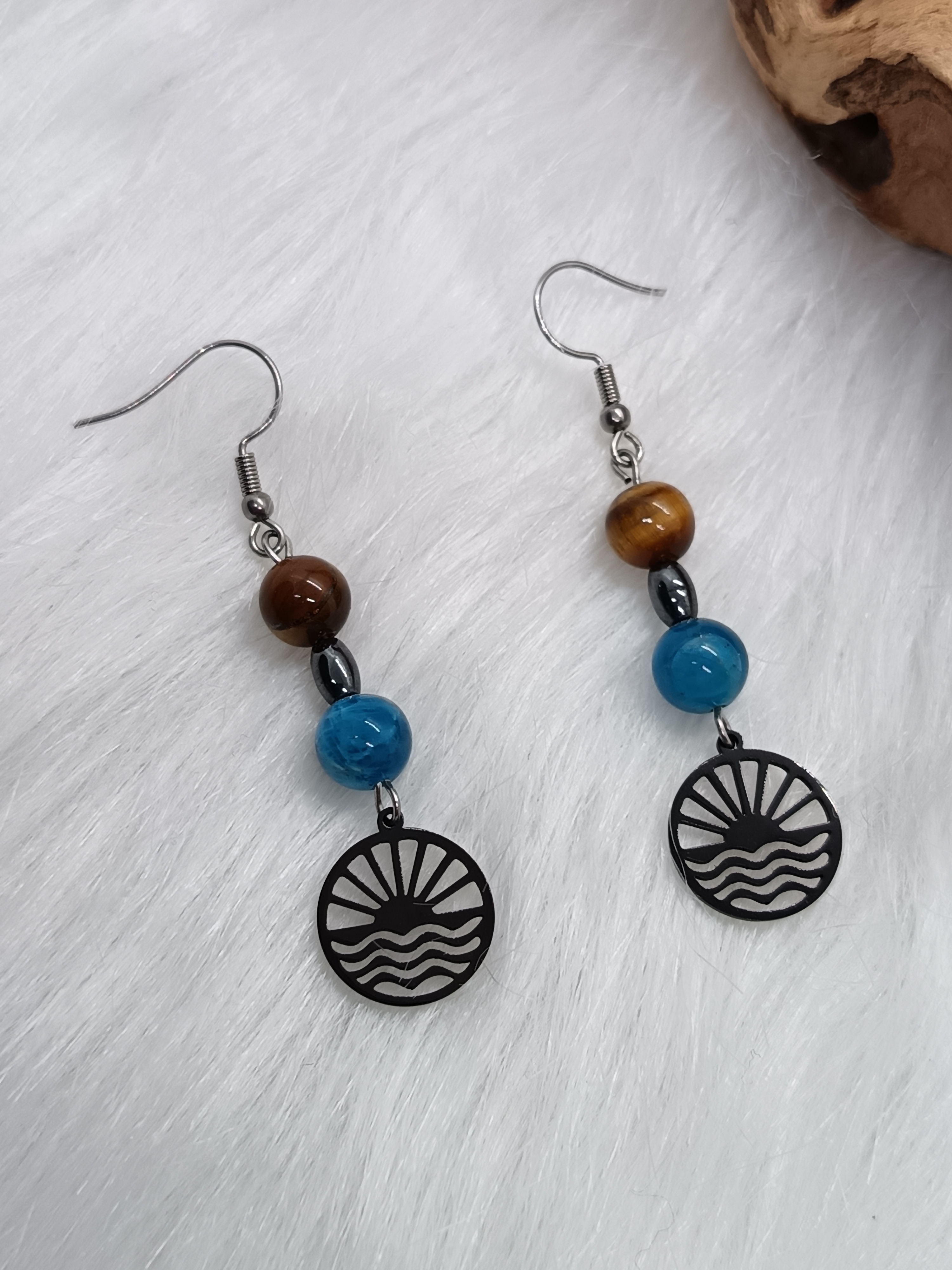 Boucles d'oreilles "coucher de soleil" en apatite, œil de tigre et hématite