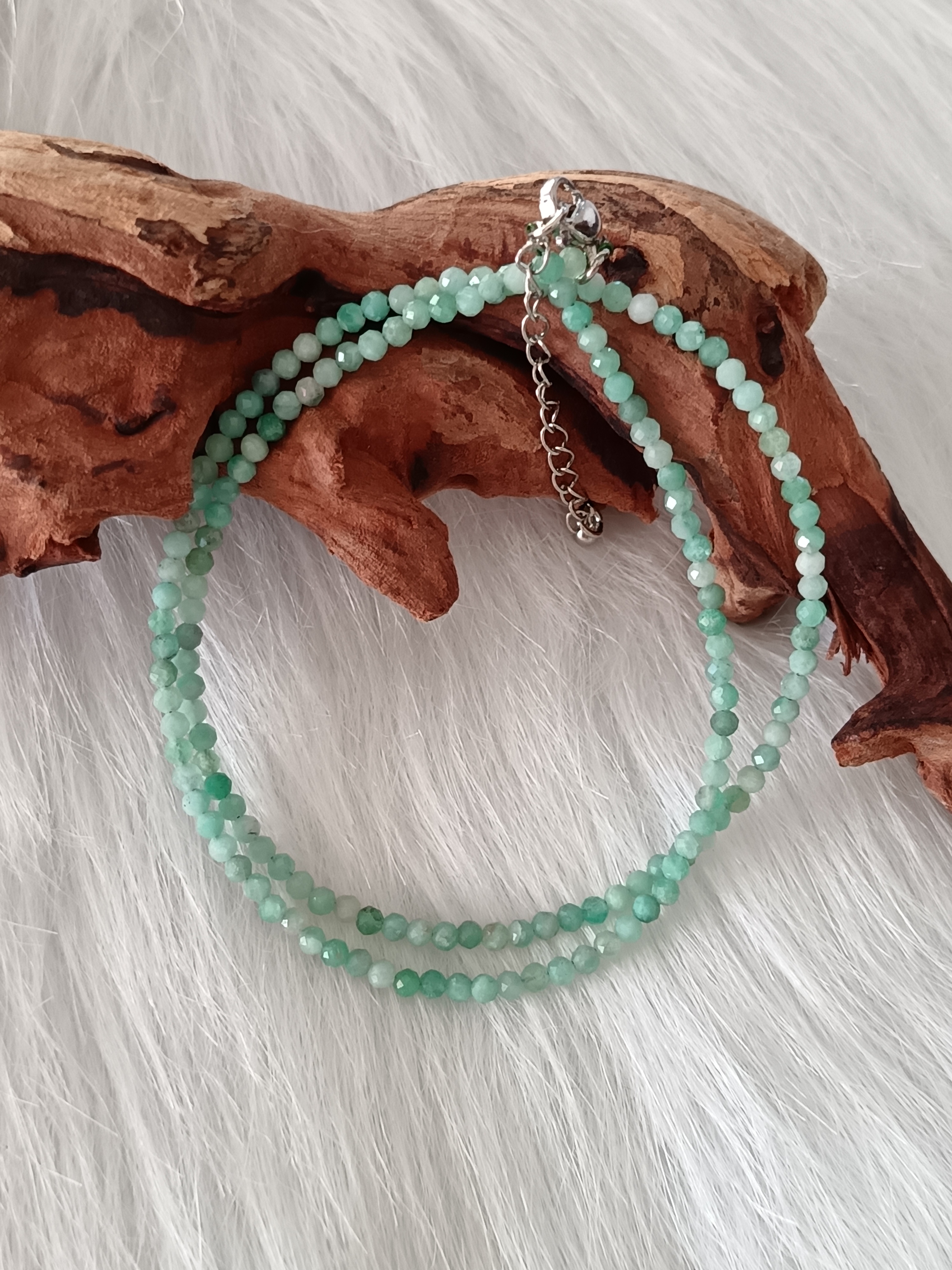 Collier "douceur" en émeraude à facettes