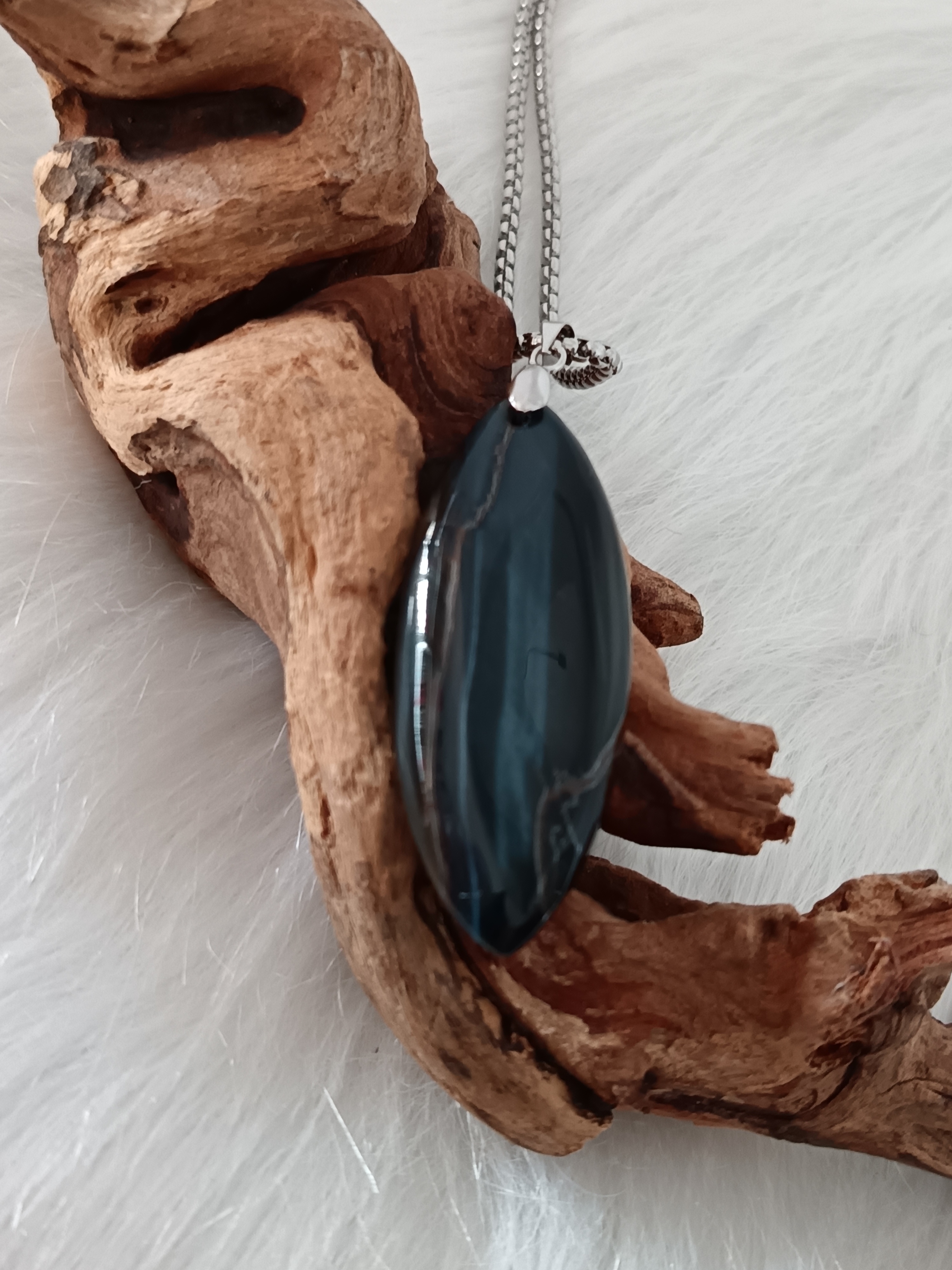 Collier "protection" en œil de faucon