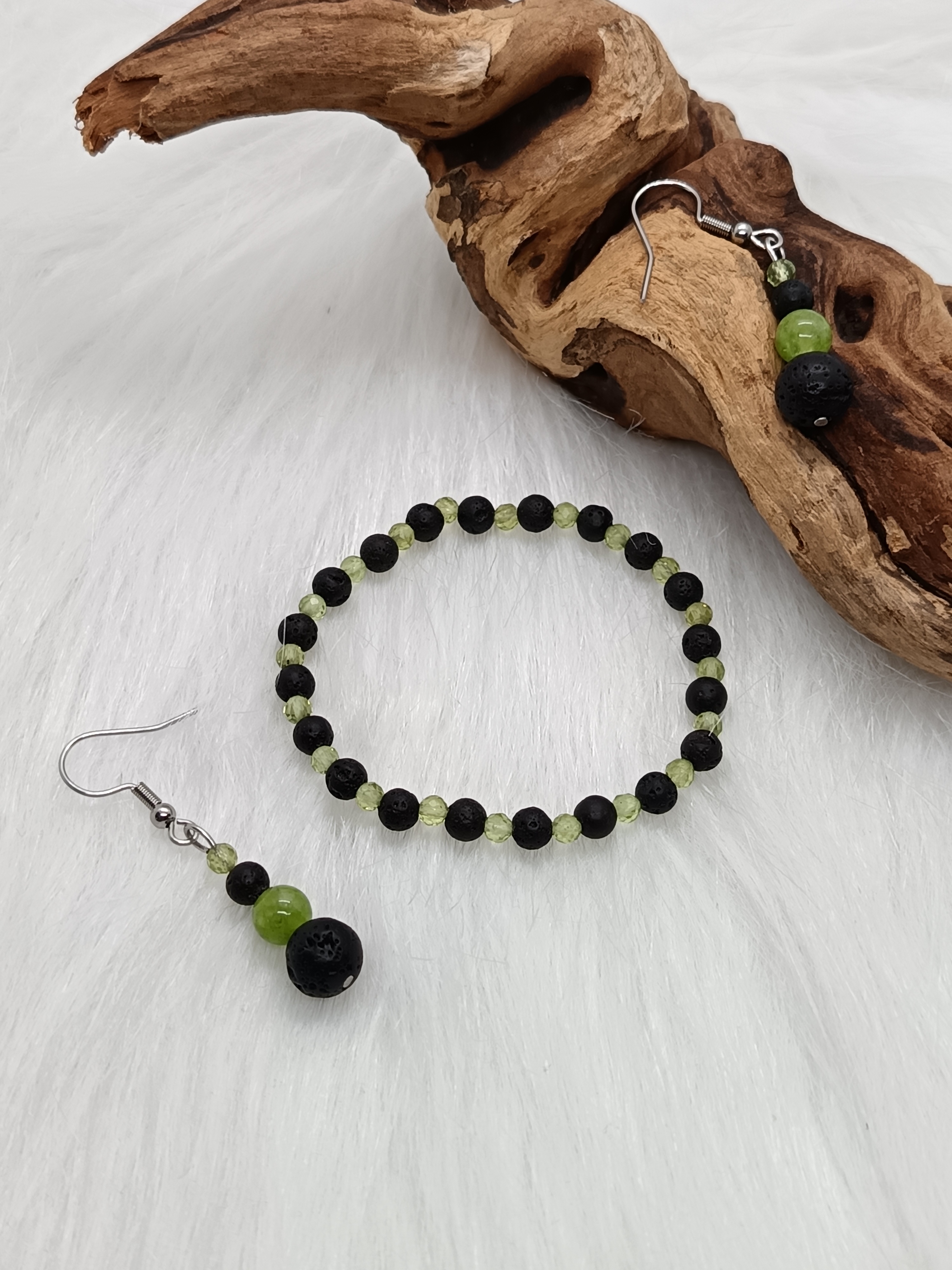 Parure "vitalité" en pierre de lave et péridot 