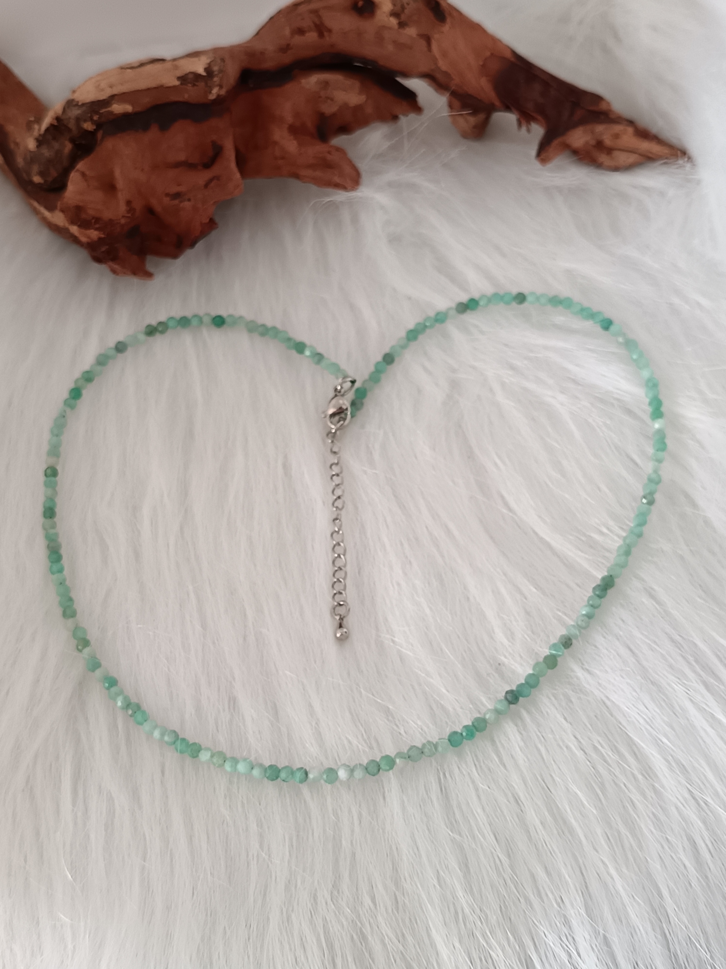 Collier "douceur" en émeraude à facettes