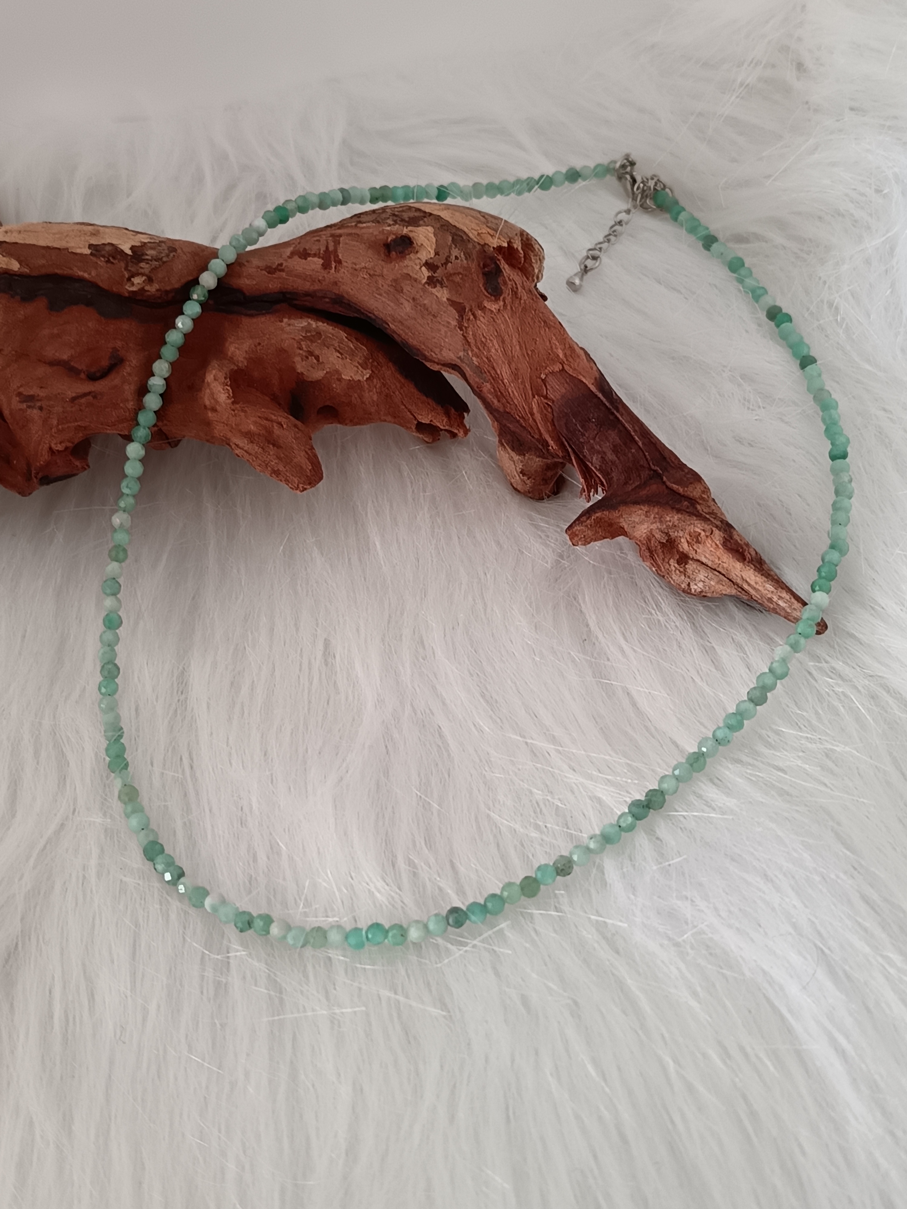 Collier "douceur" en émeraude à facettes