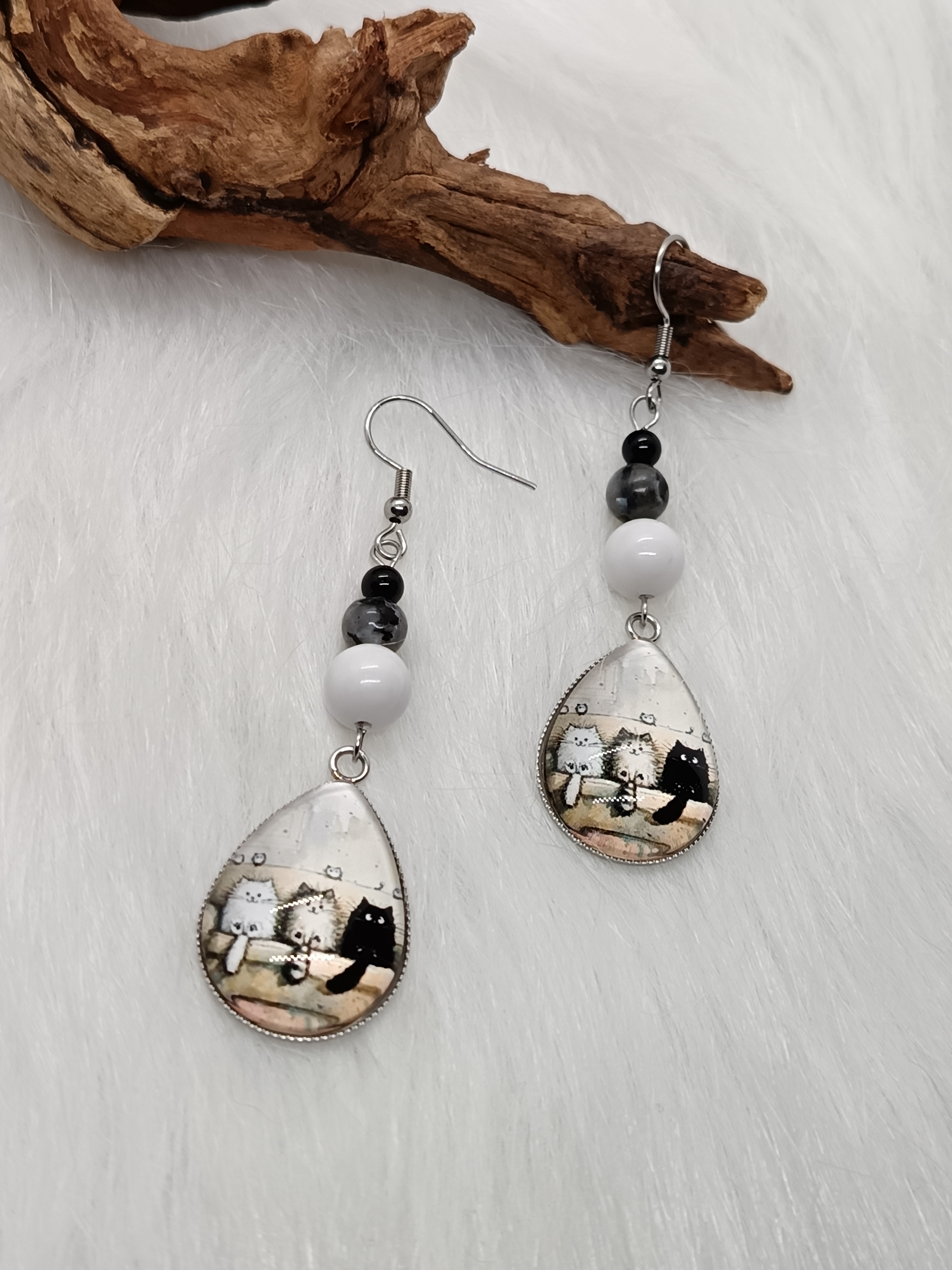 Boucles d'oreilles "3 p'tits chats" en howlite, larvikite et onyx