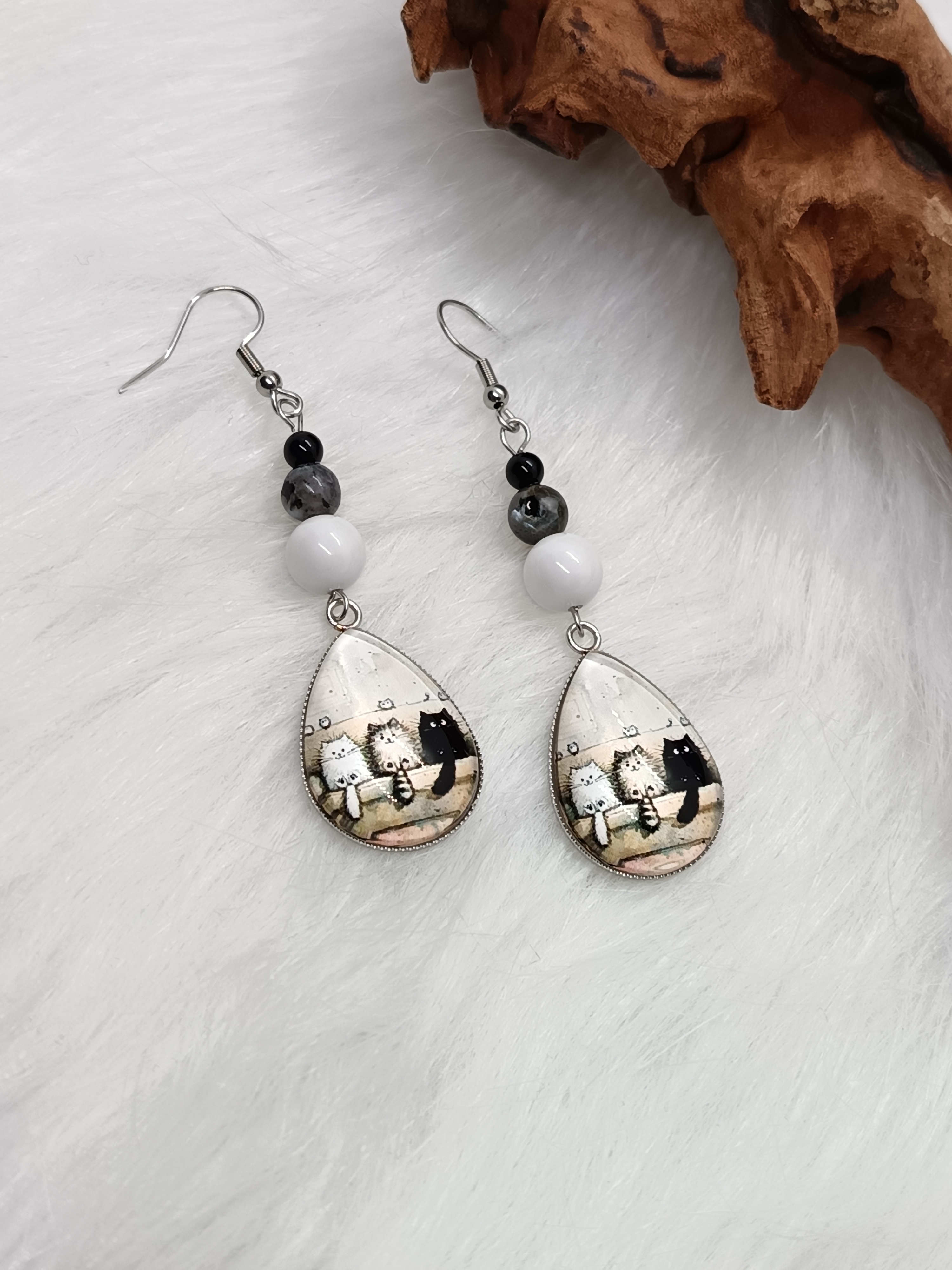Boucles d'oreilles "3 p'tits chats" en howlite, larvikite et onyx