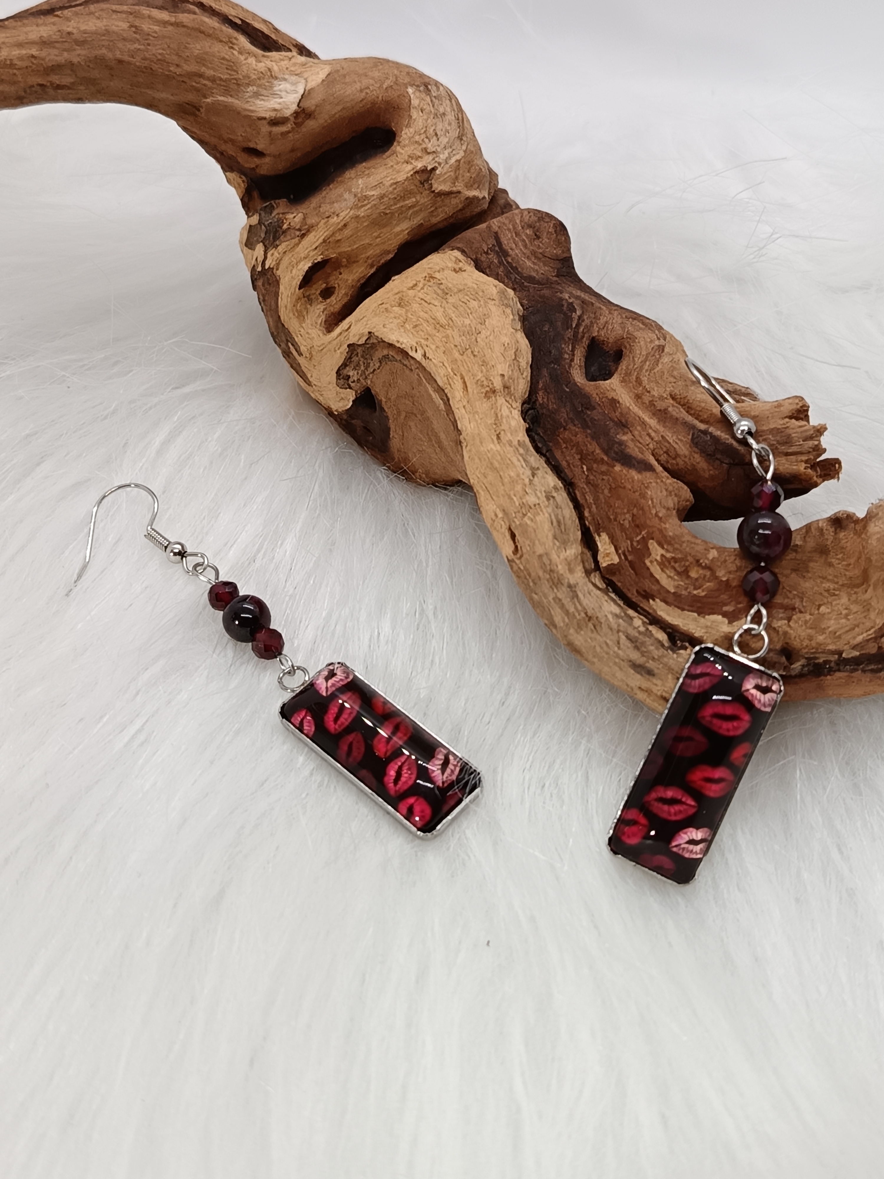 Boucles d'oreilles "bisous bisous" en grenat 