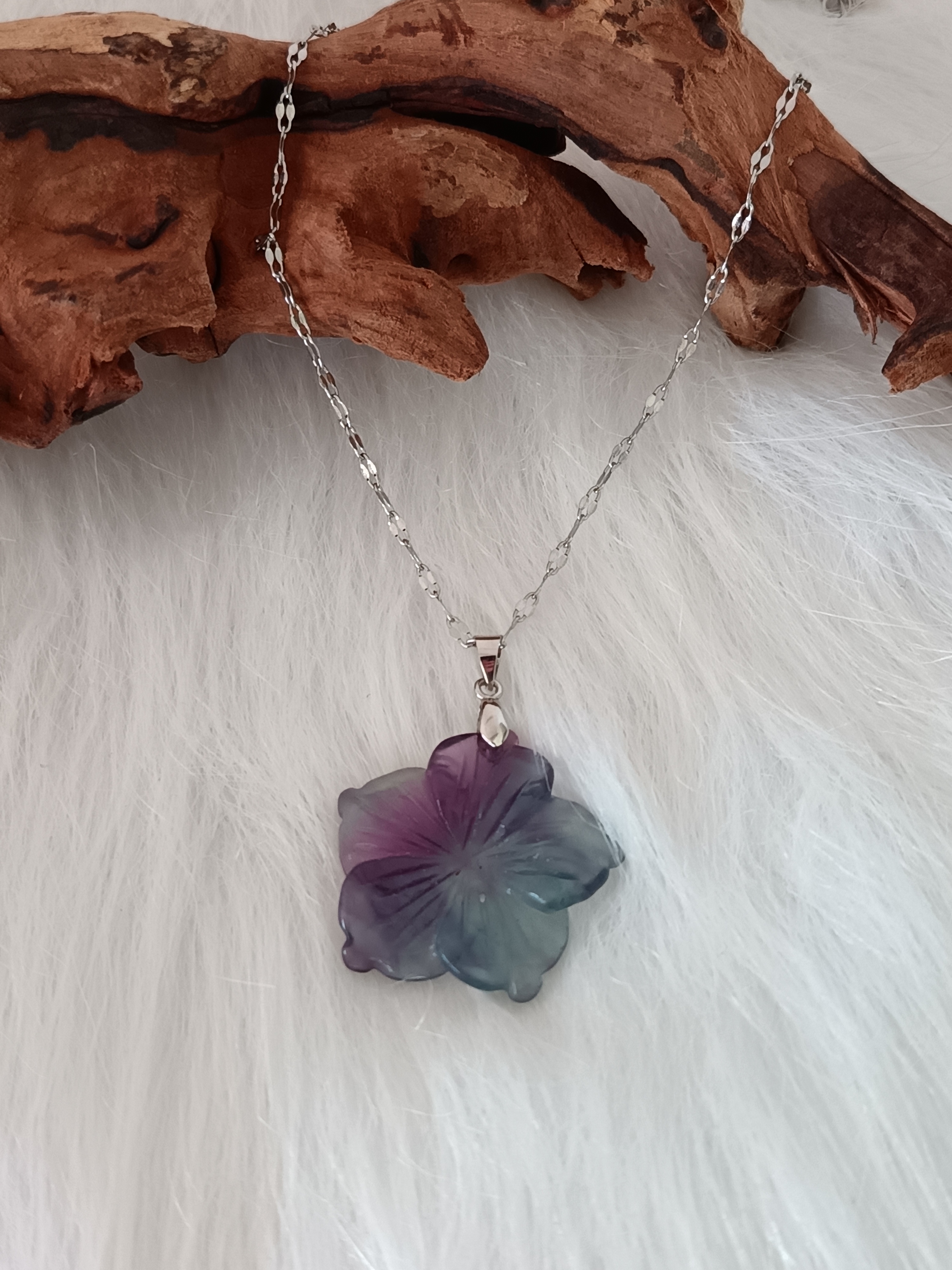 Collier "hibiscus" en fluorite multicolore