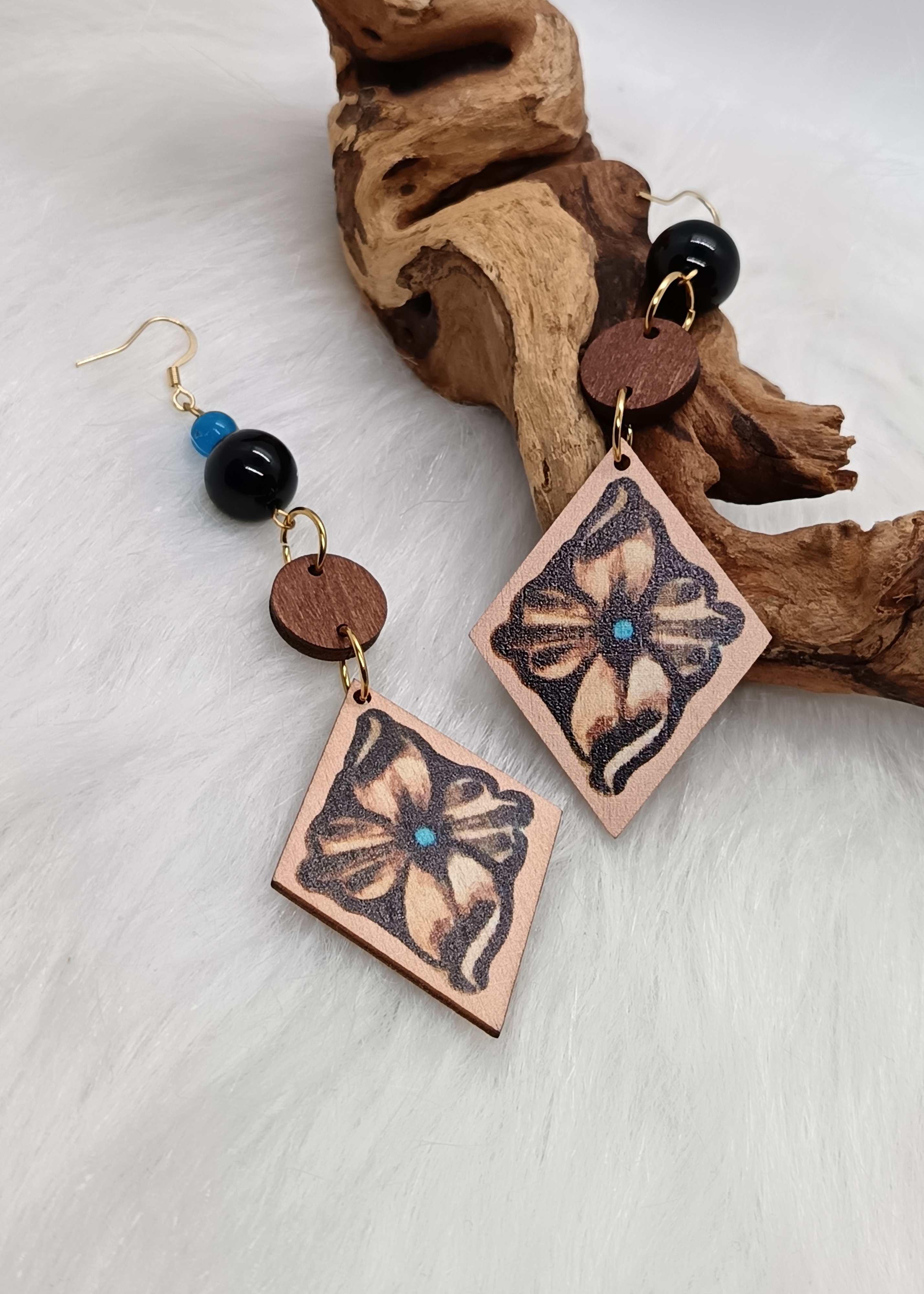 Boucles d'oreilles "fleur" en onyx et apatite bleue