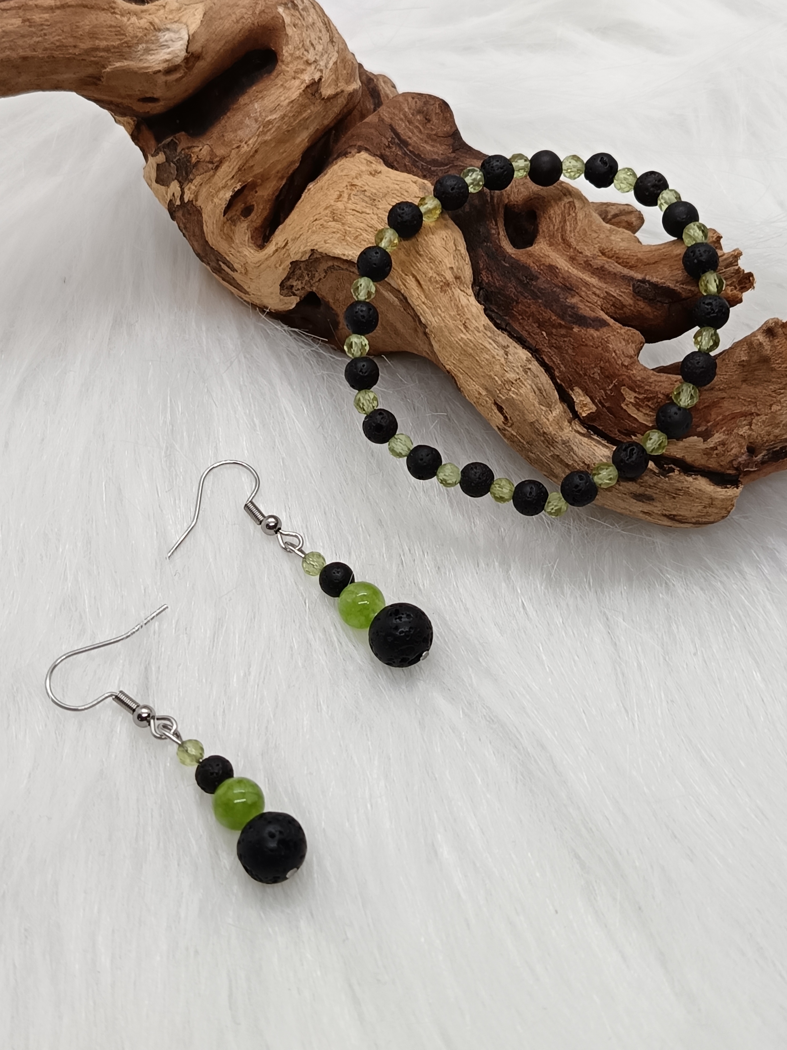 Parure "vitalité" en pierre de lave et péridot 