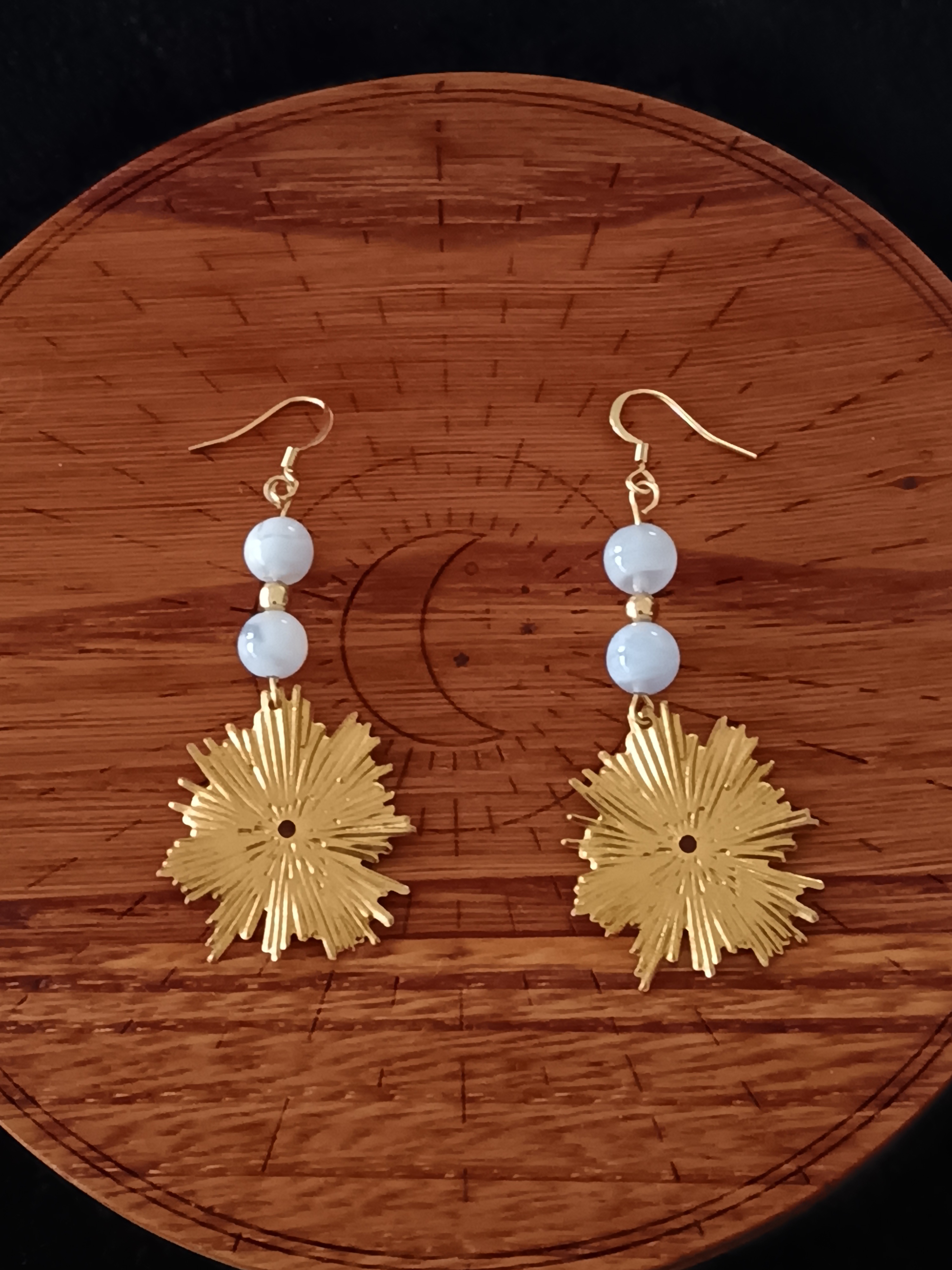 Boucles d'oreilles "soleil" en calcédoine