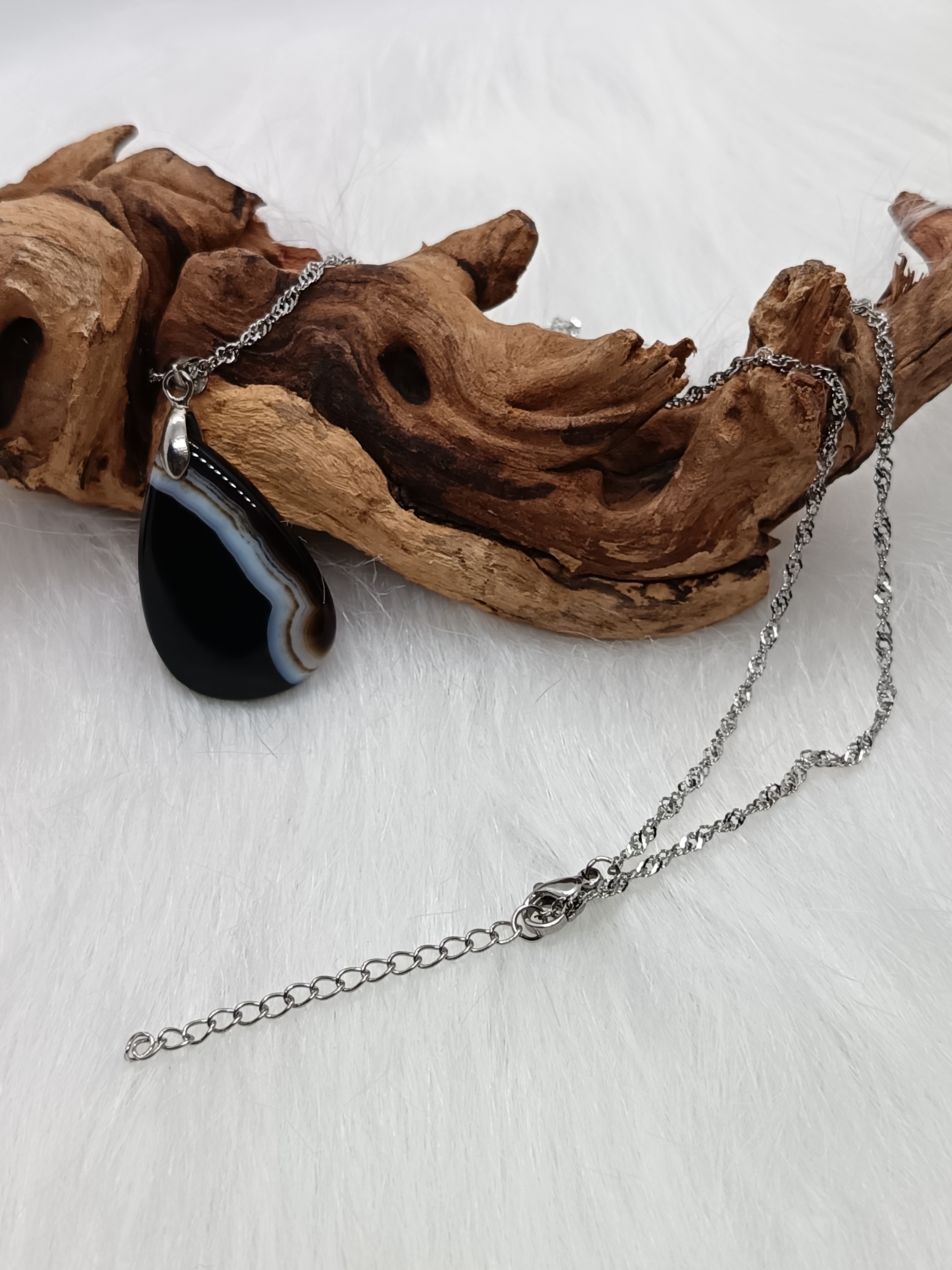 Collier "vitalité et stabilité" en agate sardonyx noire