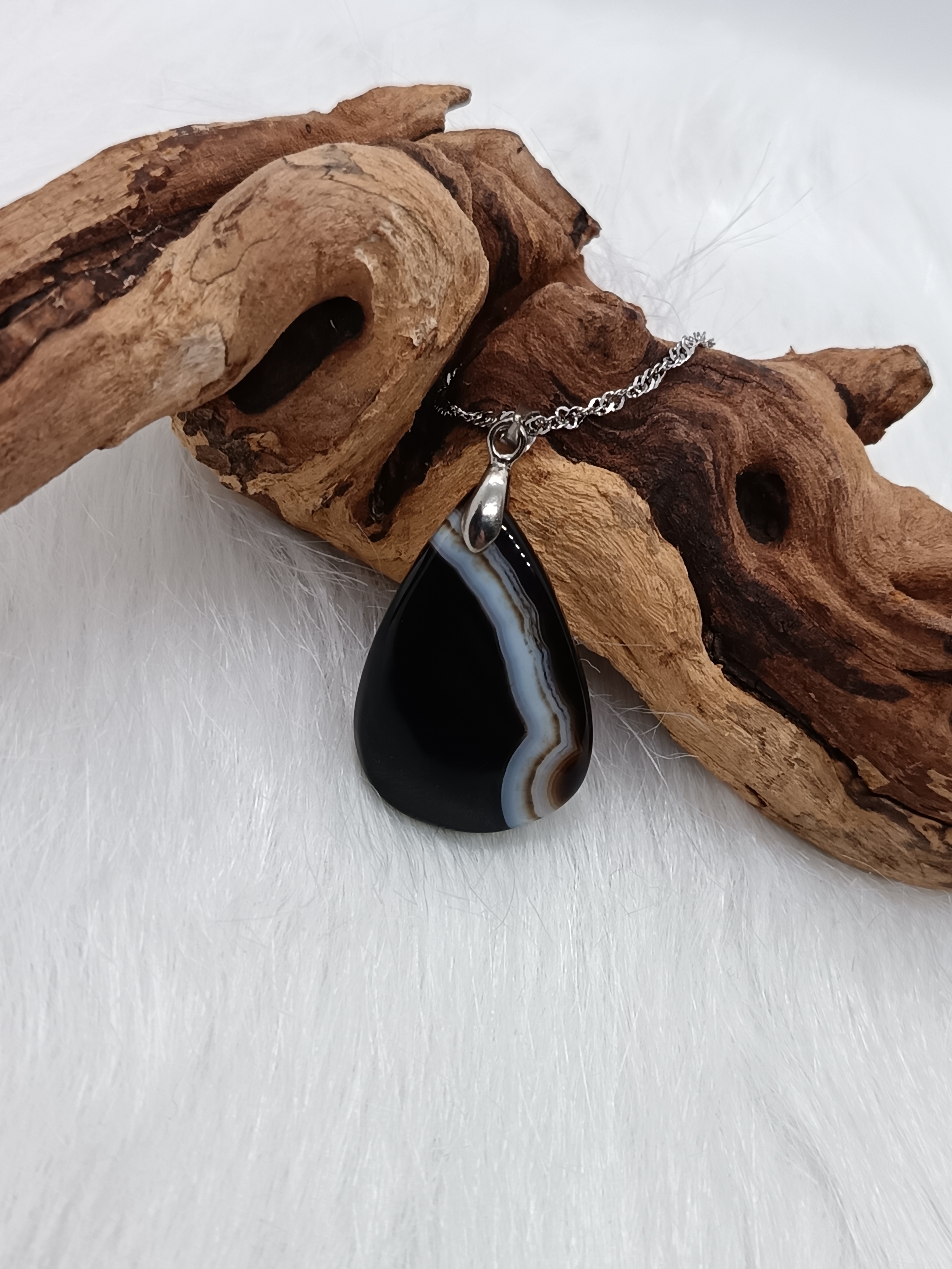 Collier "vitalité et stabilité" en agate sardonyx noire