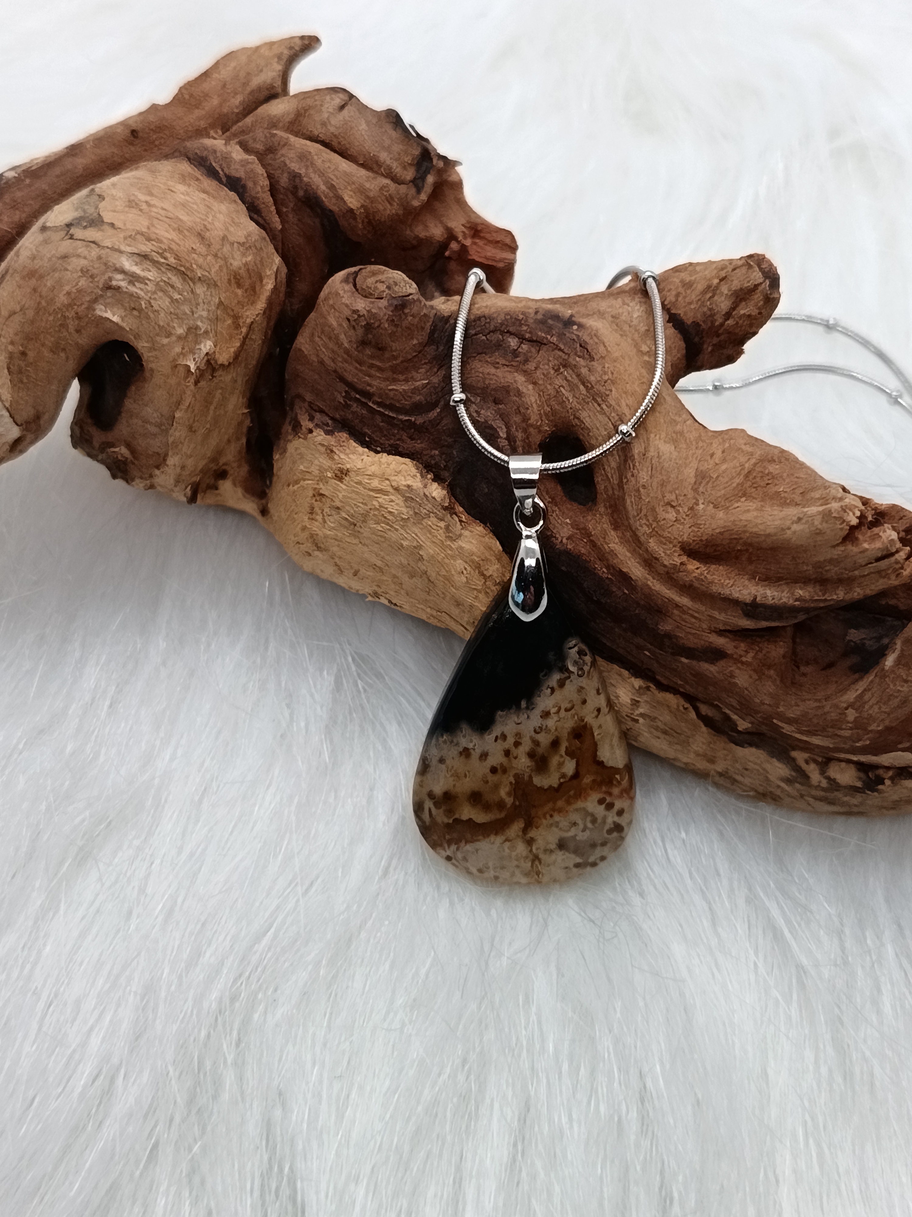 Collier "vitalité" en bois fossilisé