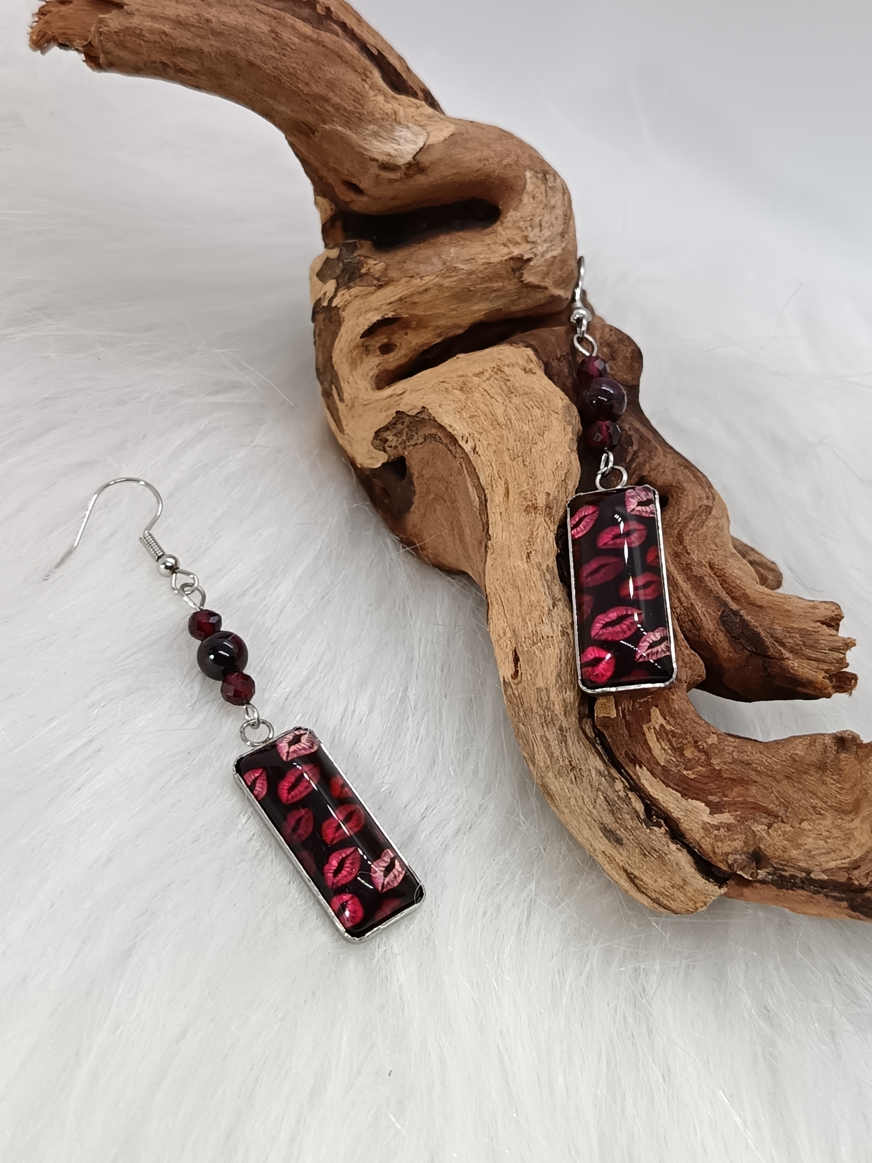 Boucles d'oreilles "bisous bisous" en grenat 