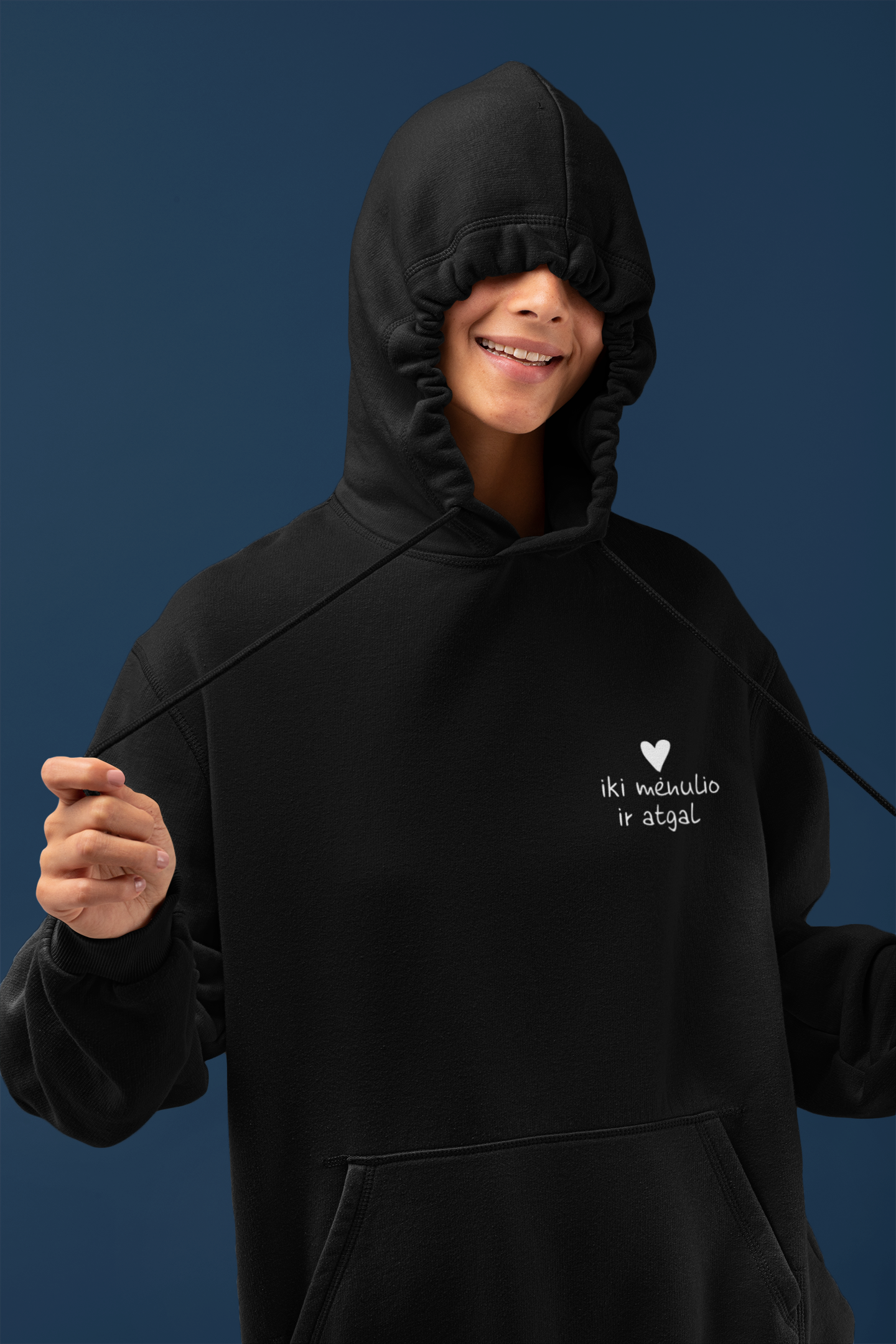 Juodas džemperis "Iki mėnulio ir atgal" (su gobtuvu)