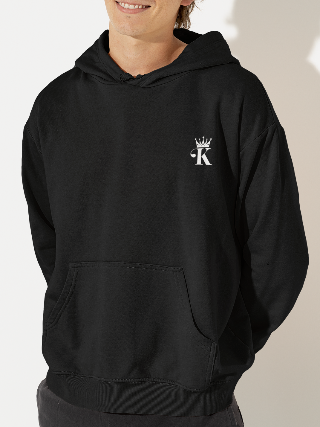 Juodas džemperis "KING" (su gobtuvu)