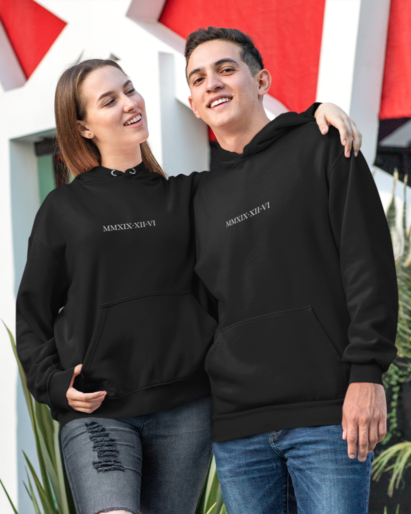 Juodas džemperis "INICIALAI" (su gobtuvu)