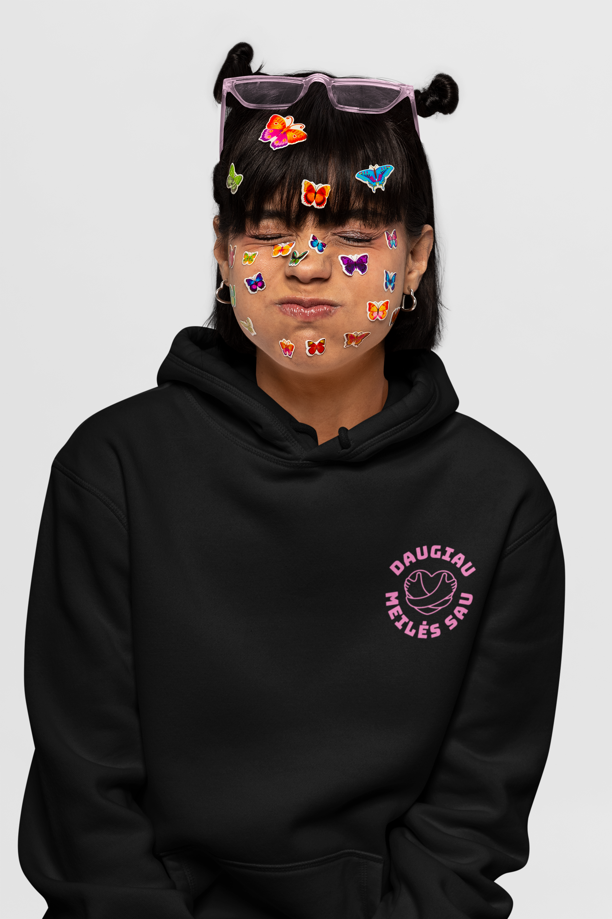 Juodas džemperis "Daugiau meilės sau" (su gobtuvu)