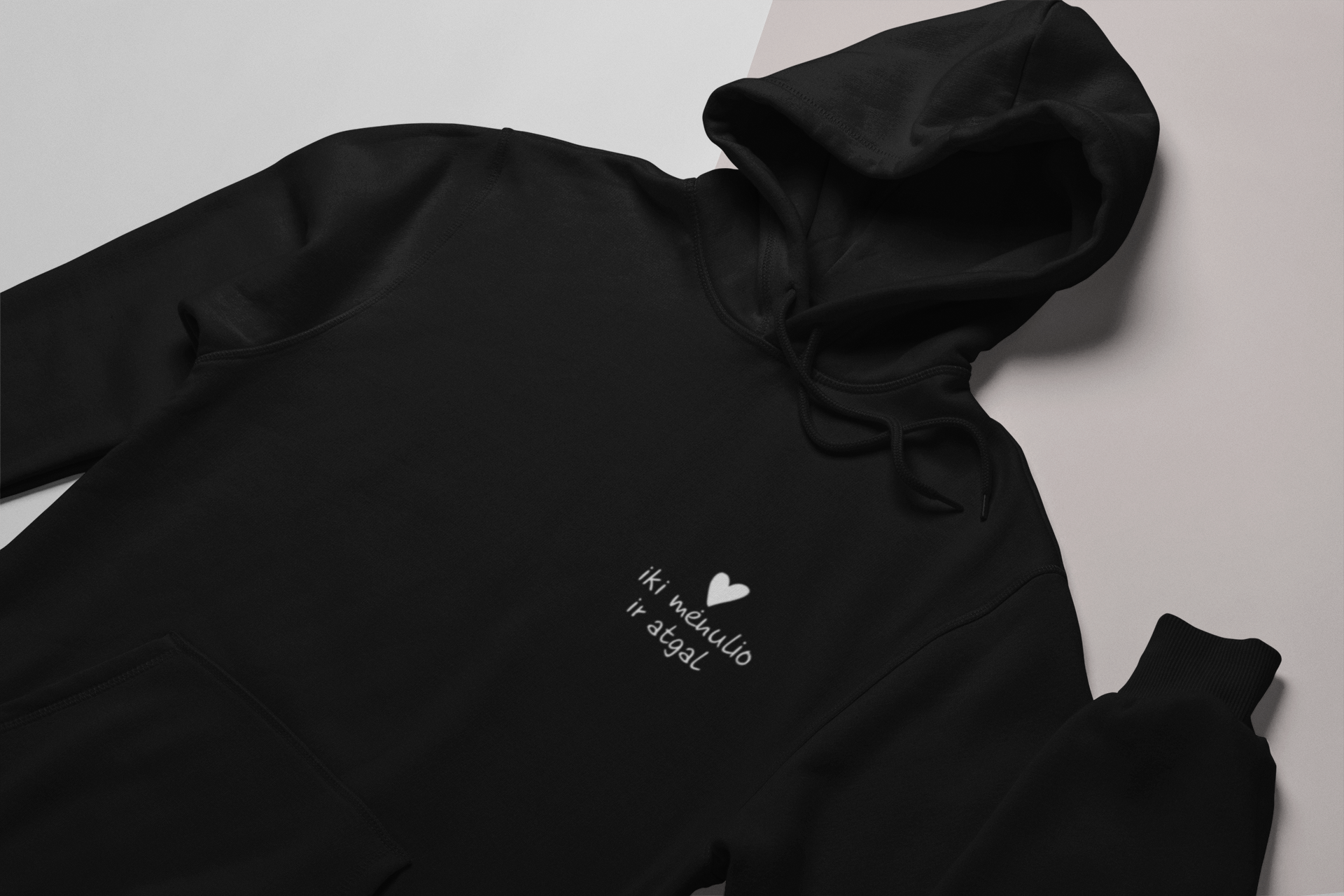 Juodas džemperis "Iki mėnulio ir atgal" (su gobtuvu)