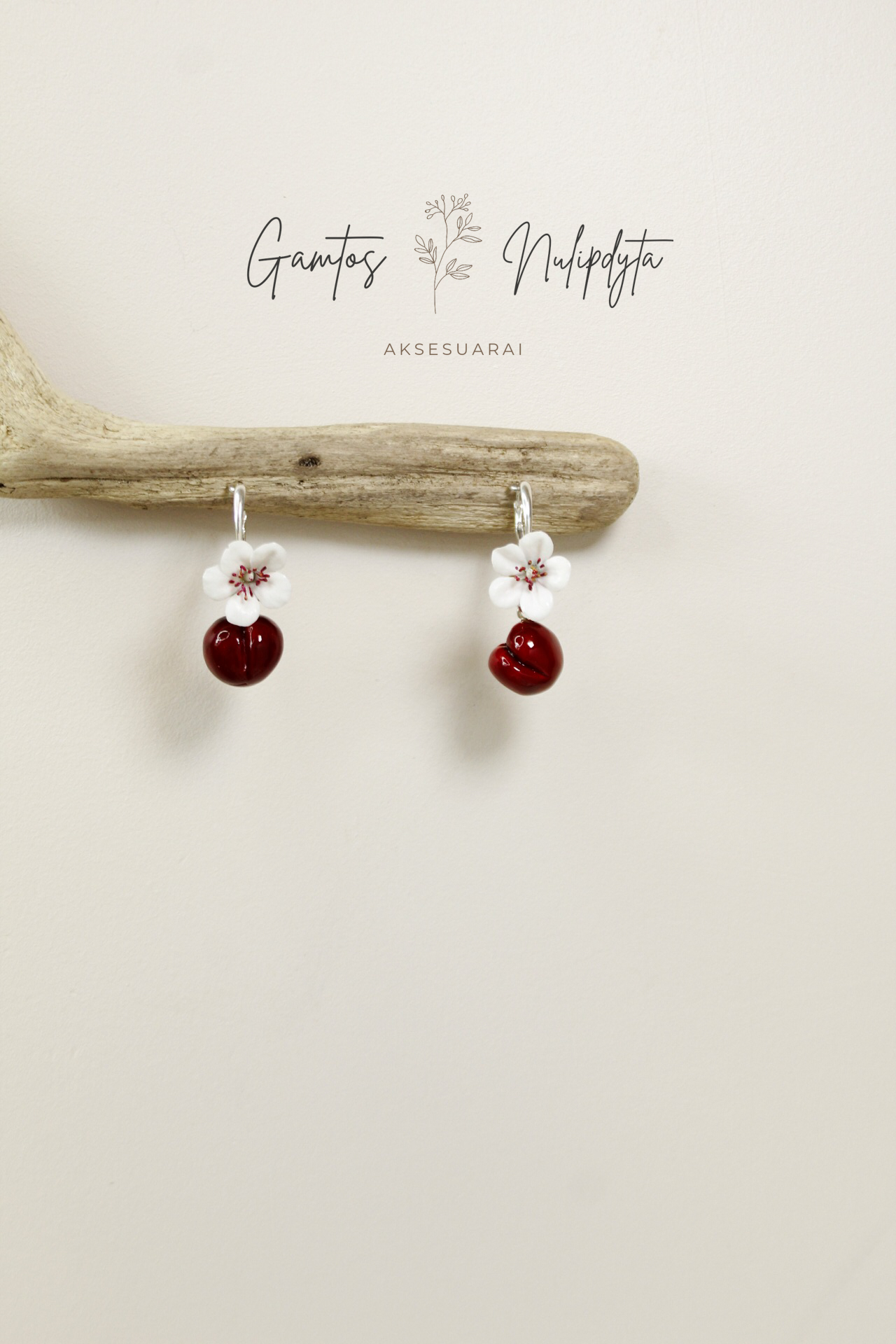 AUSKARAI "VYŠNAITĖ SU ŽIEDU" ANGL.UŽS.