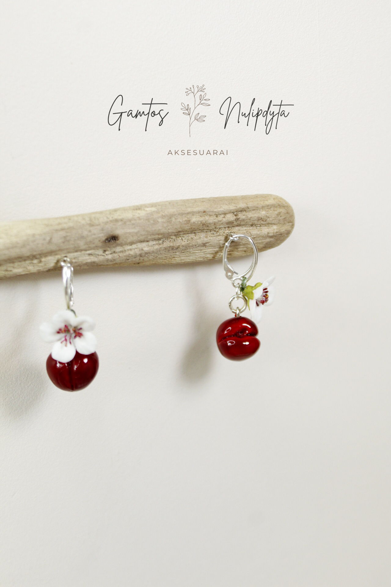 AUSKARAI "VYŠNAITĖ SU ŽIEDU" ANGL.UŽS.