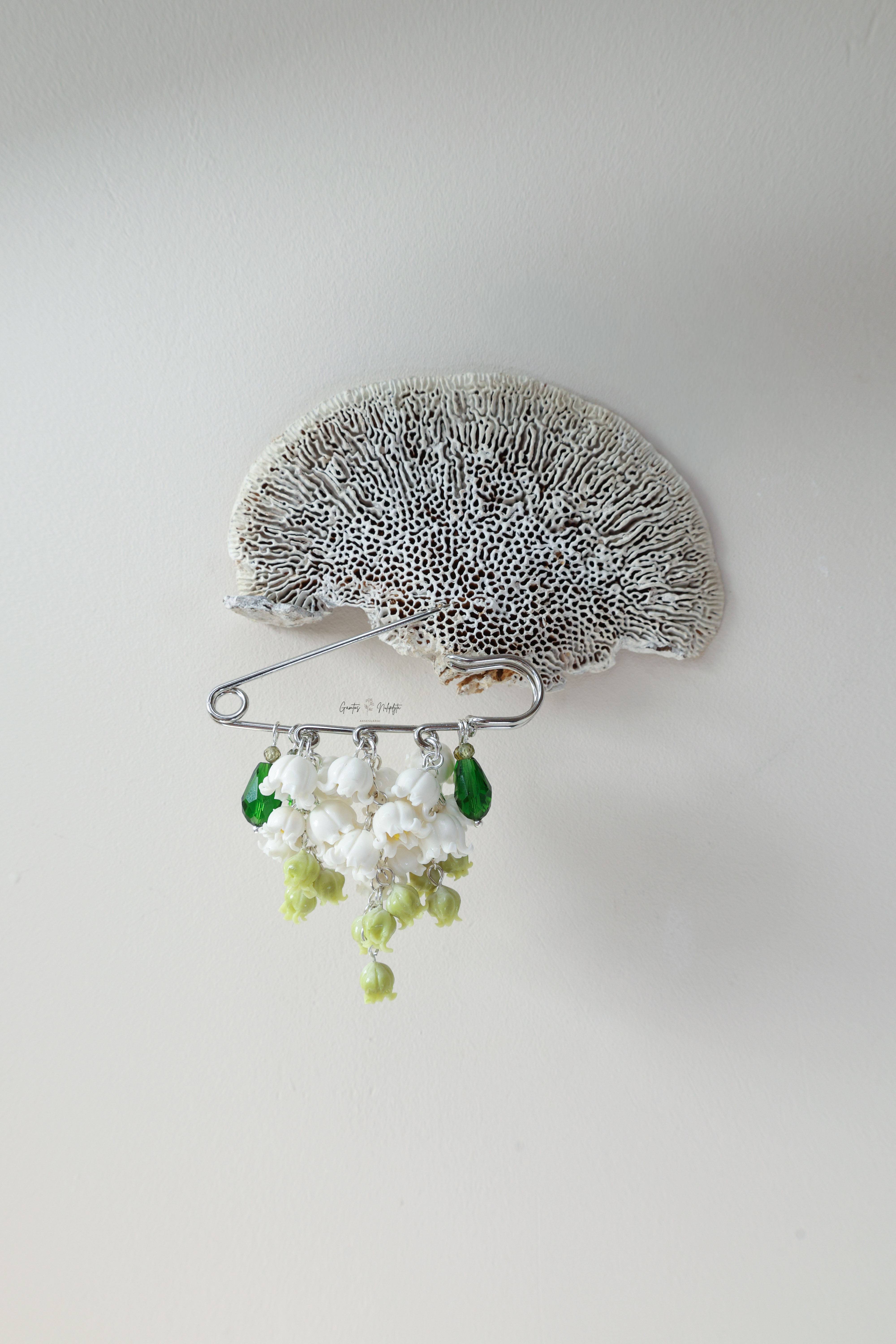 SAGĖ "PAKALNUTĖS" SU ŽIOGELIU