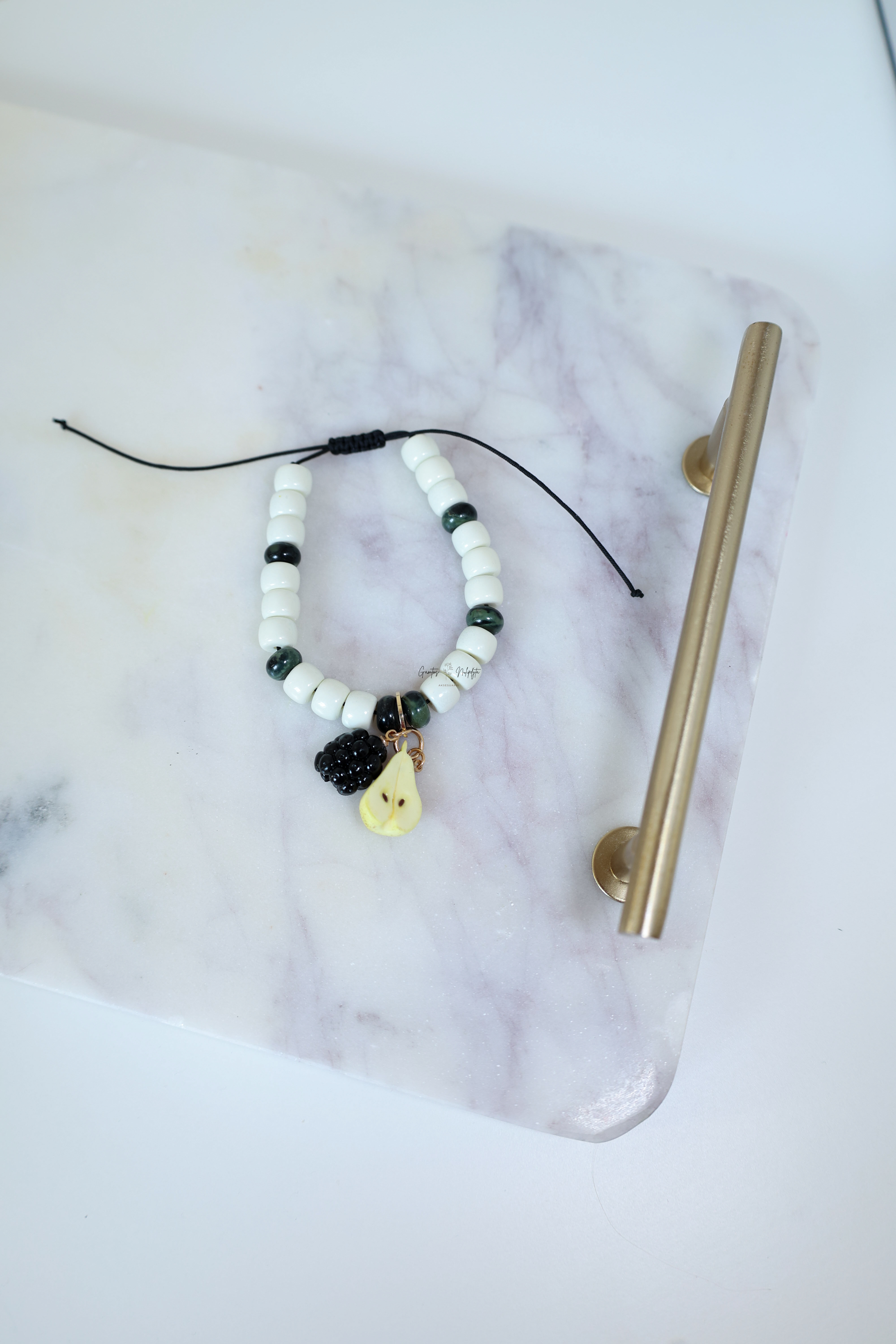 APYRANKĖS ANT ŠNIŪRELIO SU KAROLIUKAIS