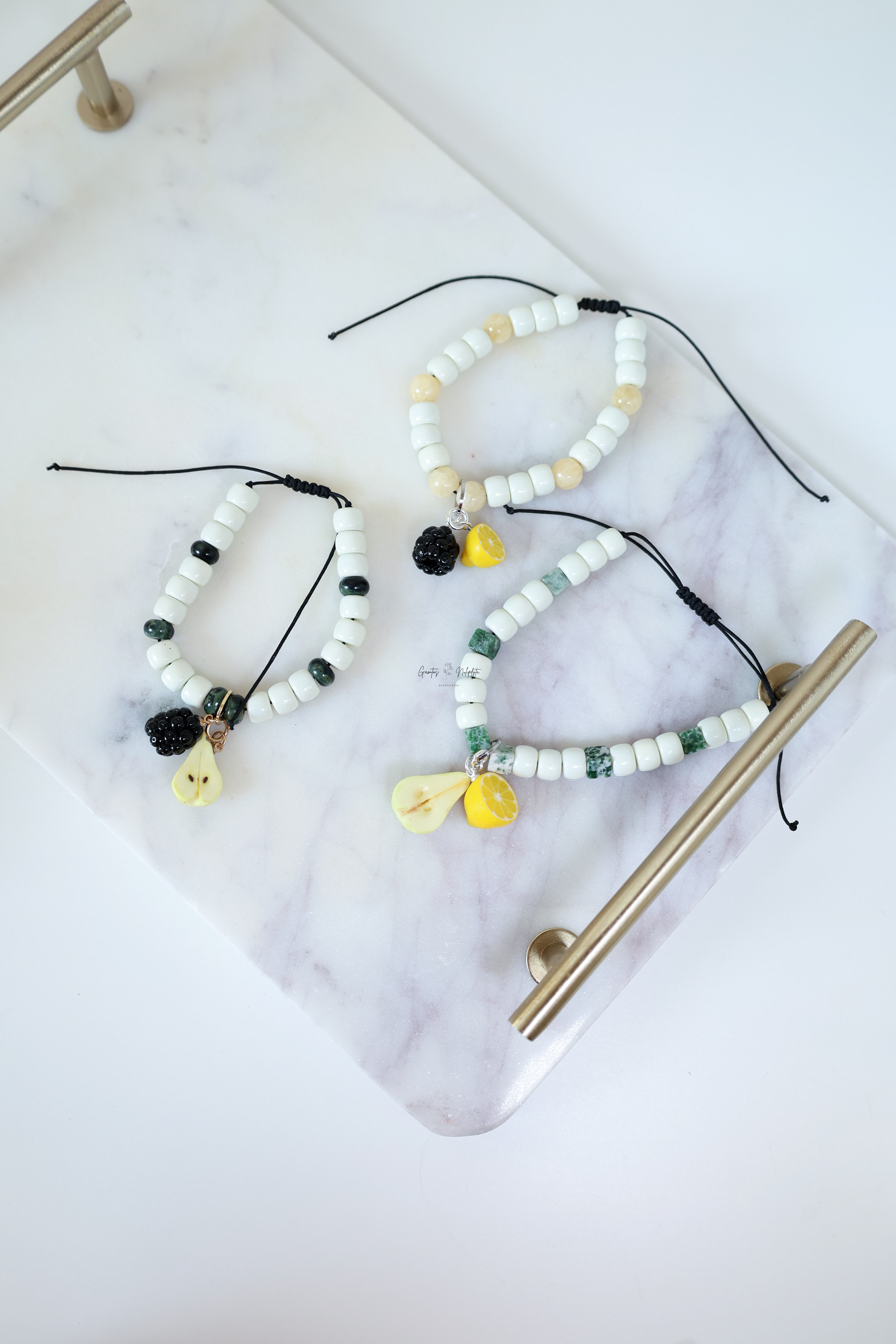 APYRANKĖS ANT ŠNIŪRELIO SU KAROLIUKAIS