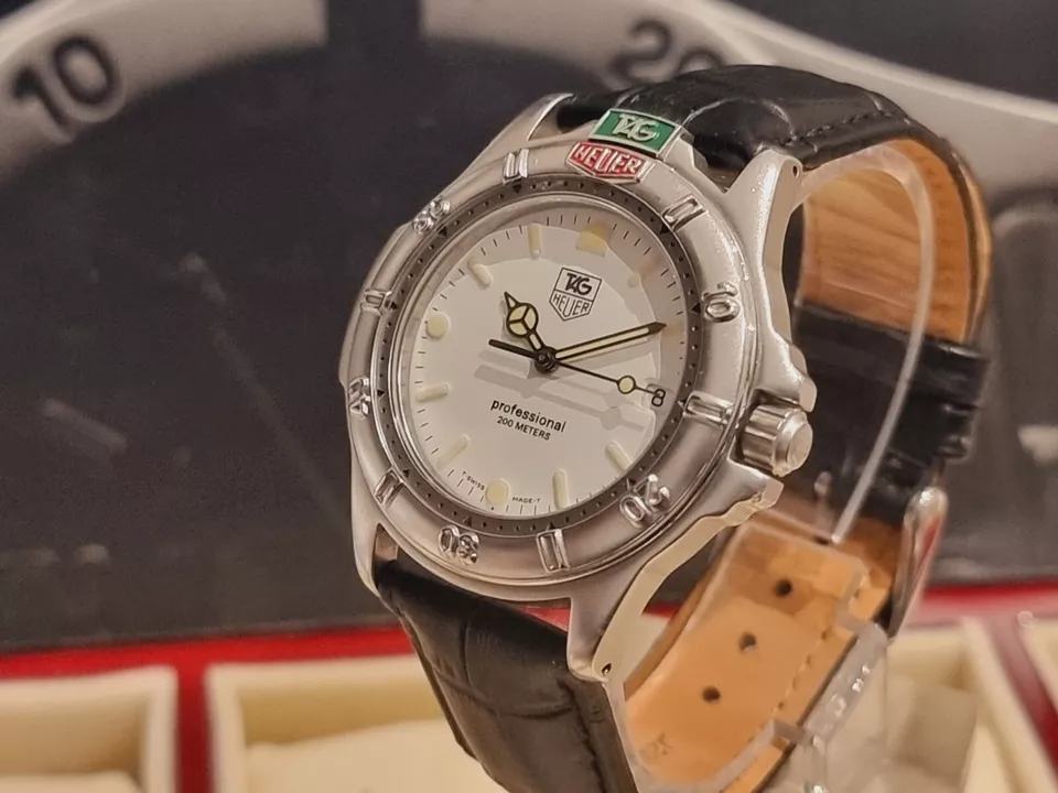 LOT OF 2  x Tag heuers watches Tag 4000 white and Tag heuer 4000 in dark grey 