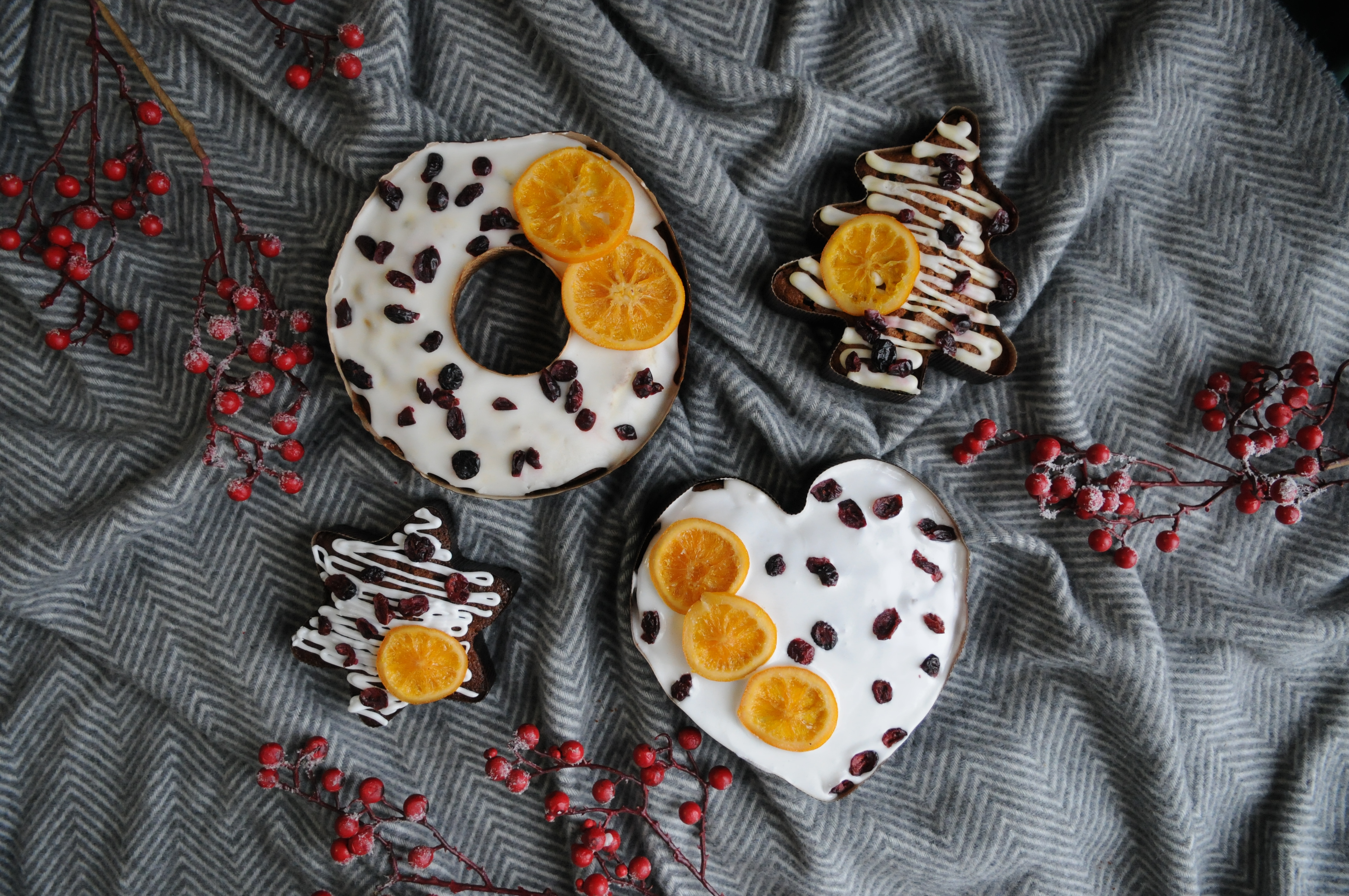 Brandintas pyragas su riešutais ir vaisiais