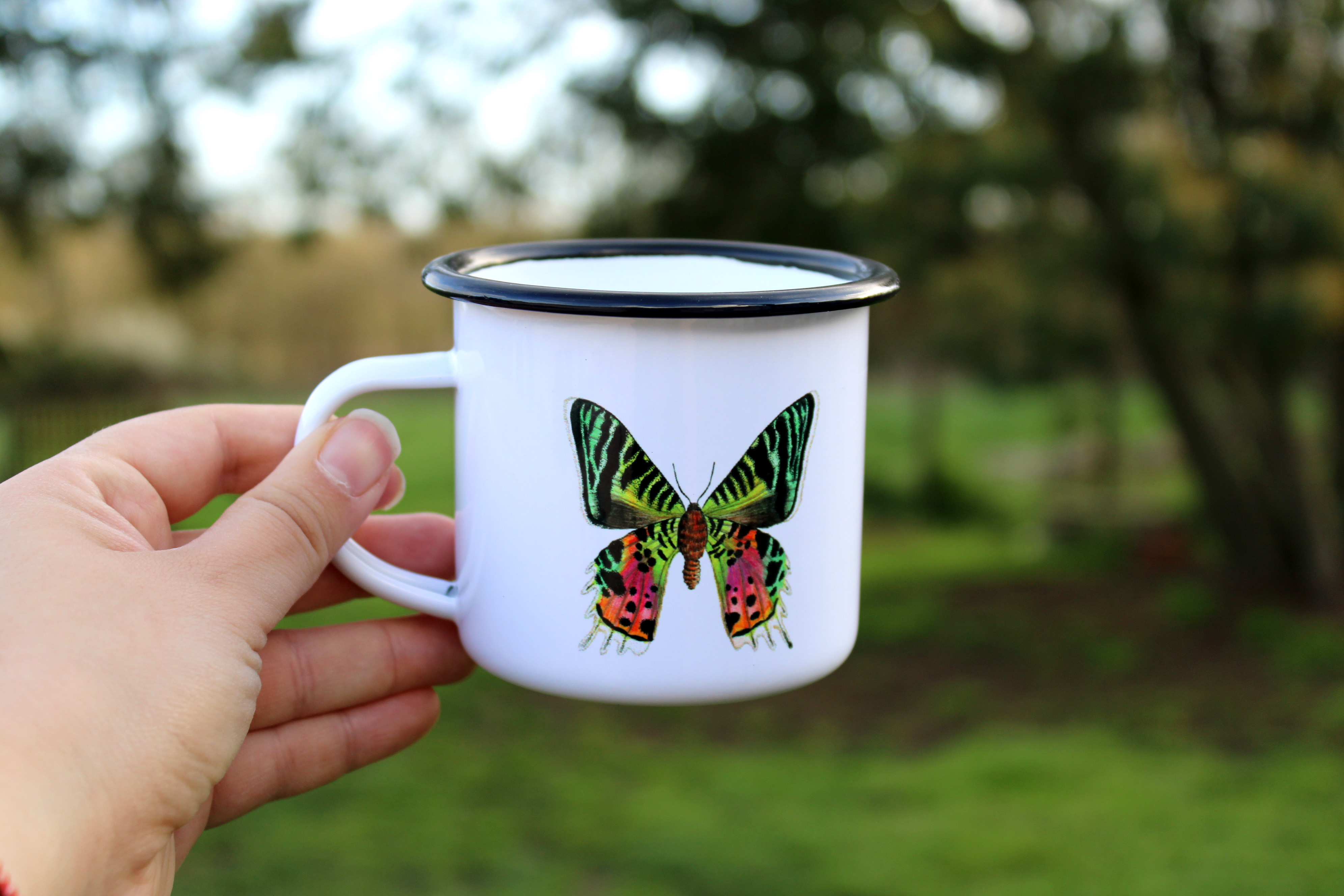 Mug / tasse émaillée en métal avec motif aquarellée - Papillon & Libellule