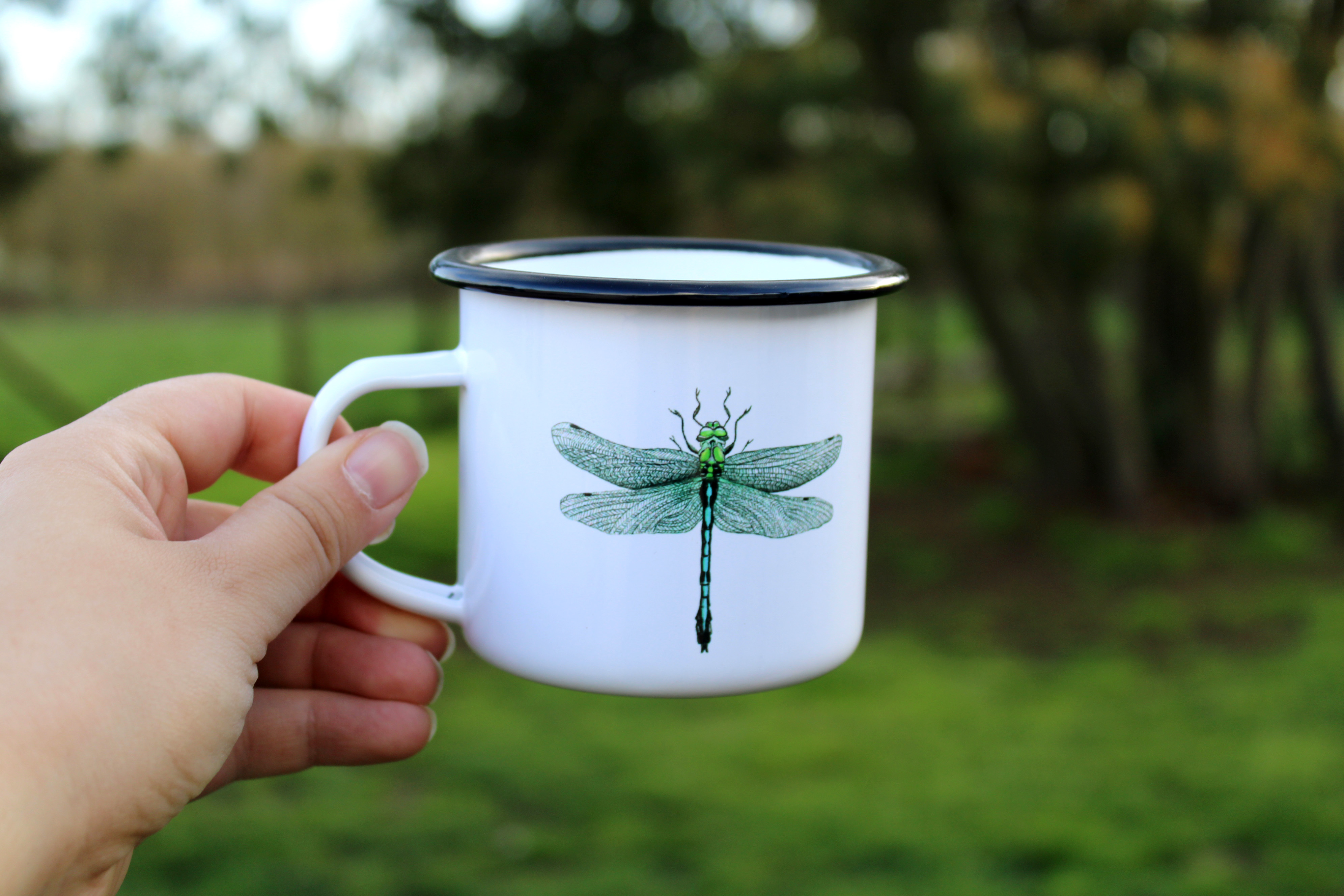 Mug / tasse émaillée en métal avec motif aquarellée - Libellule & Papillon