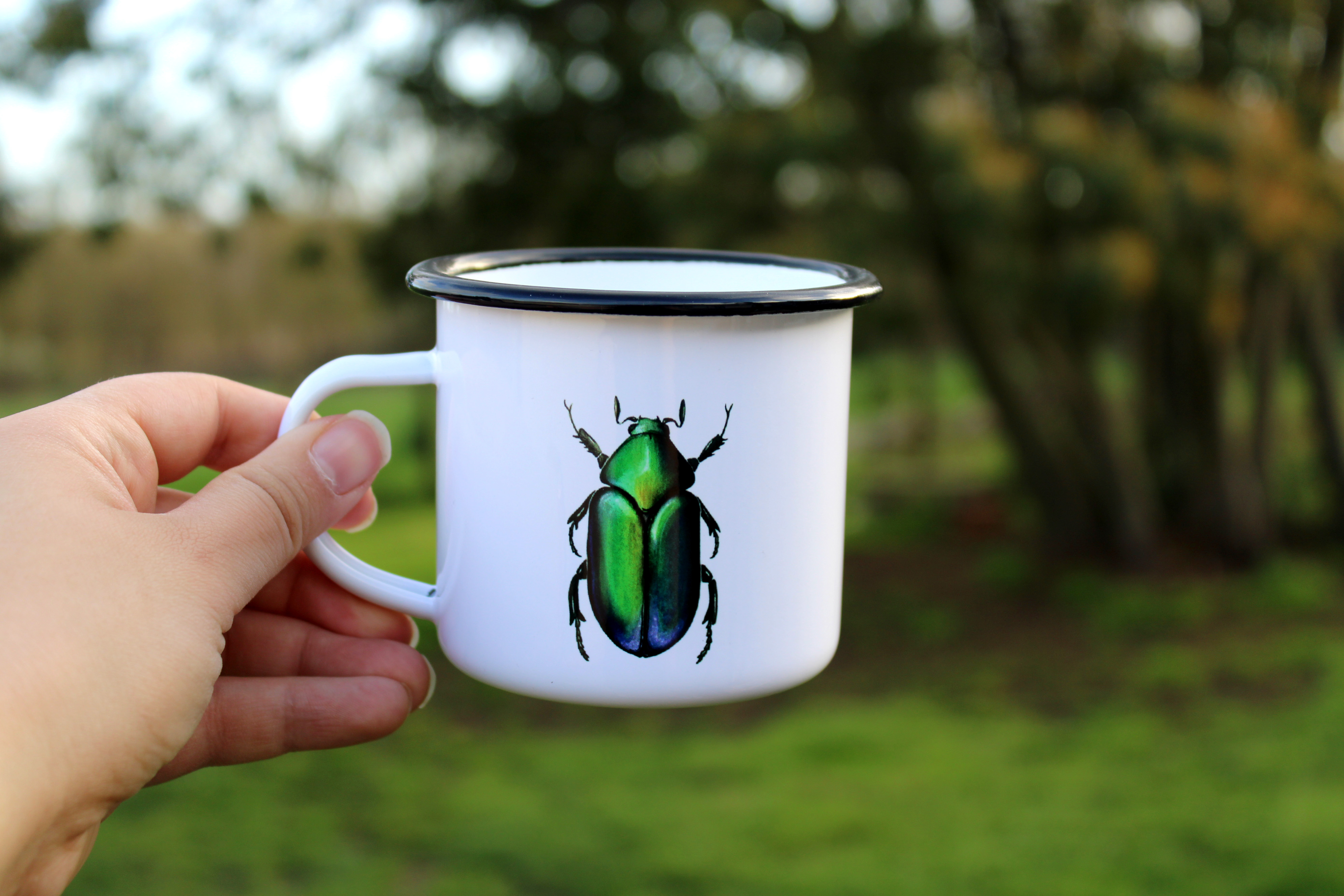 Mug / tasse émaillée en métal avec motif aquarellée - Duo de scarabée