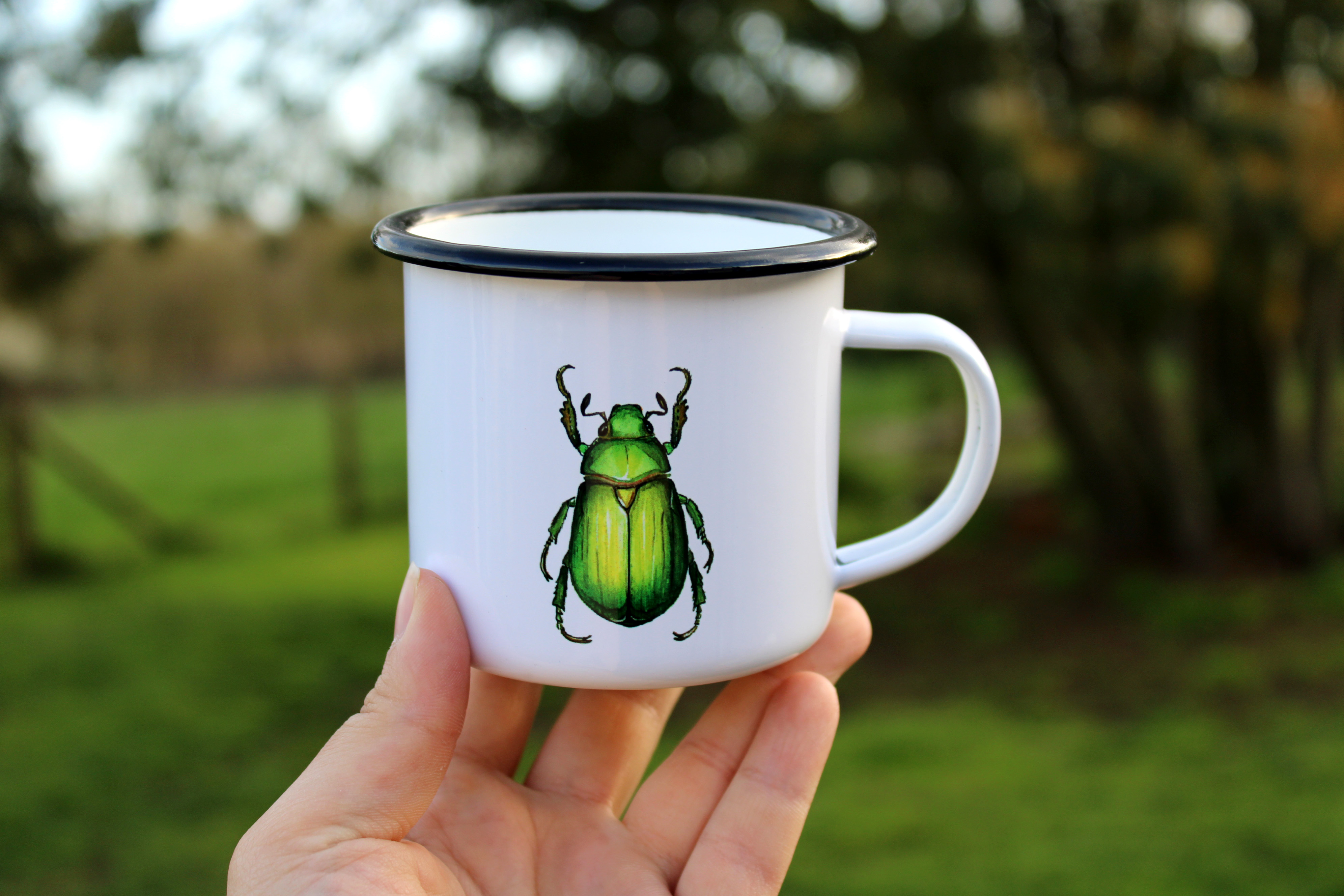 Mug / tasse émaillée en métal avec motif aquarellée - Duo de scarabée